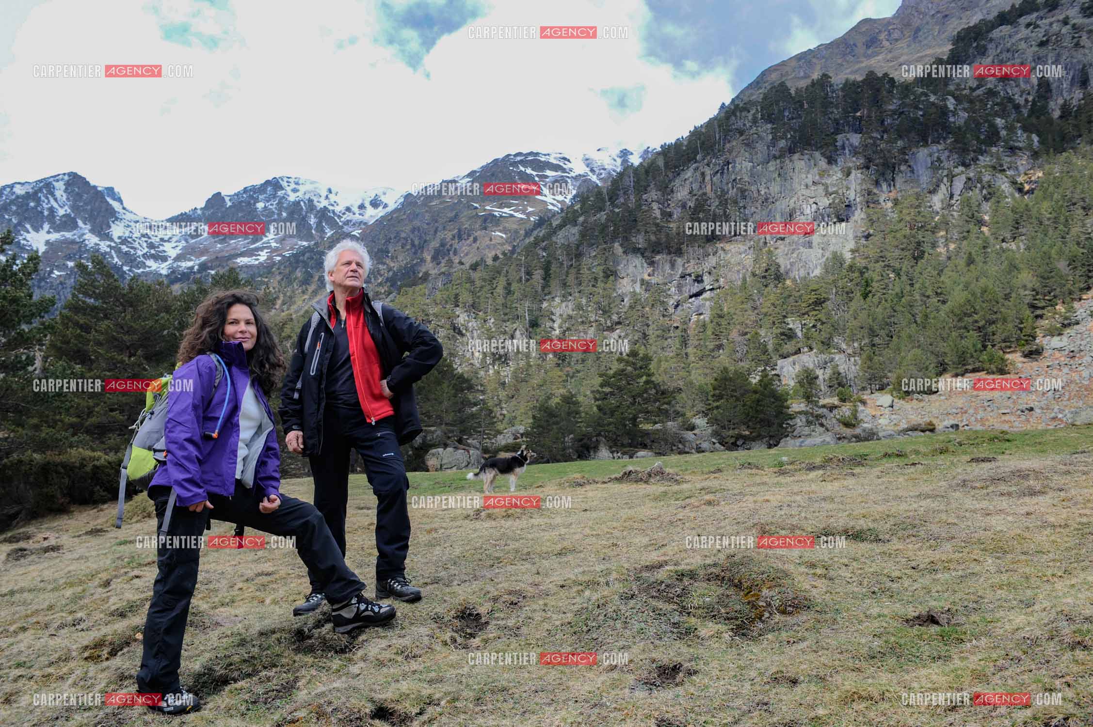 Le chanteur Gérard Lenorman et sa compagne Marie Maunier en randonnée dans les pyrénnées avec leur chien Puppy.  ( Exclusif )