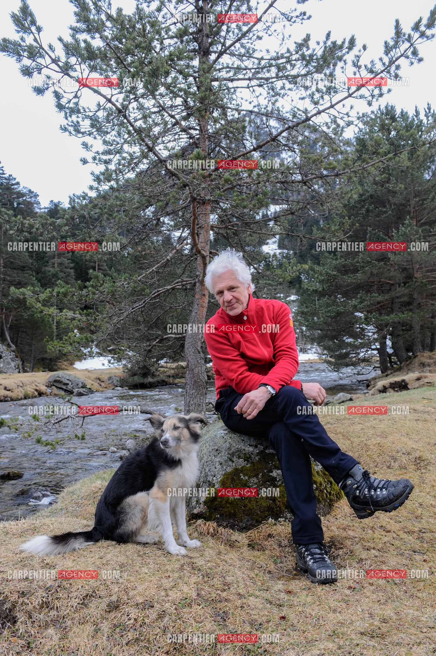 Le chanteur Gérard Lenorman et sa compagne Marie Maunier en randonnée dans les pyrénnées avec leur chien Puppy.  ( Exclusif )