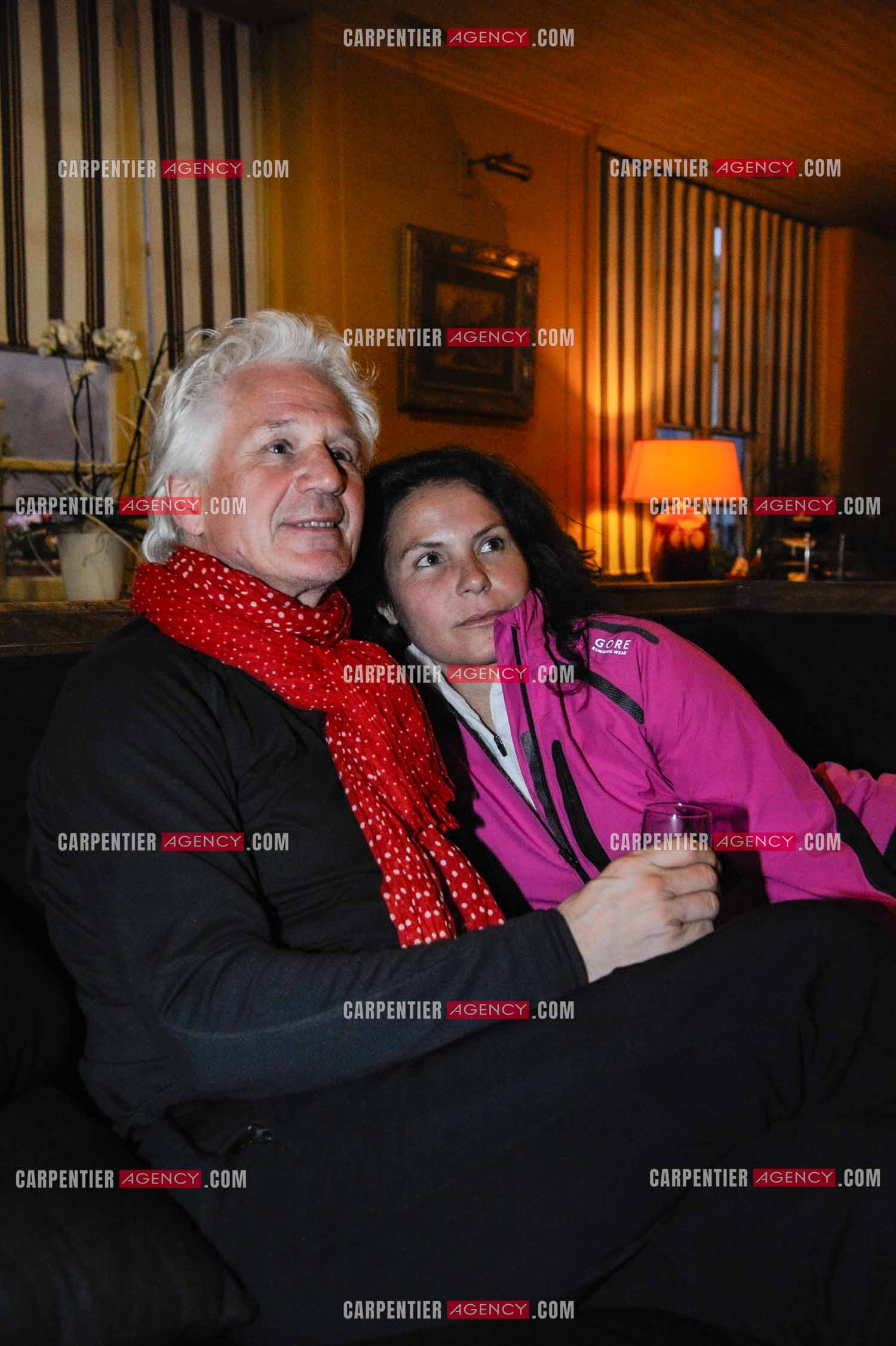 Le chanteur Gérard Lenorman et sa compagne Marie Maunier en randonnée dans les pyrénnées avec leur chien Puppy.  ( Exclusif )