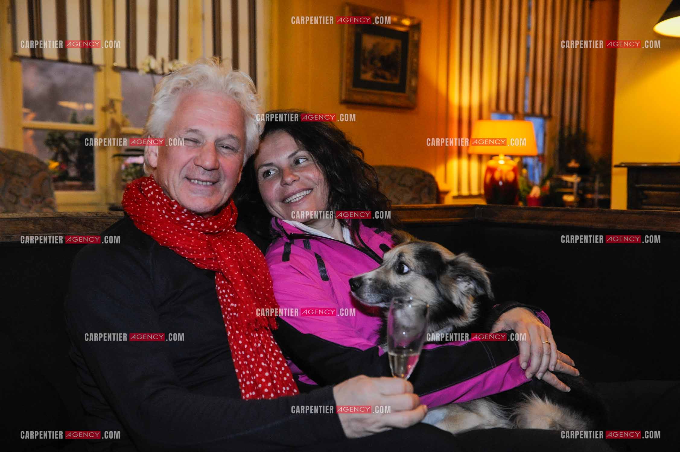 Le chanteur Gérard Lenorman et sa compagne Marie Maunier en randonnée dans les pyrénnées avec leur chien Puppy.  ( Exclusif )