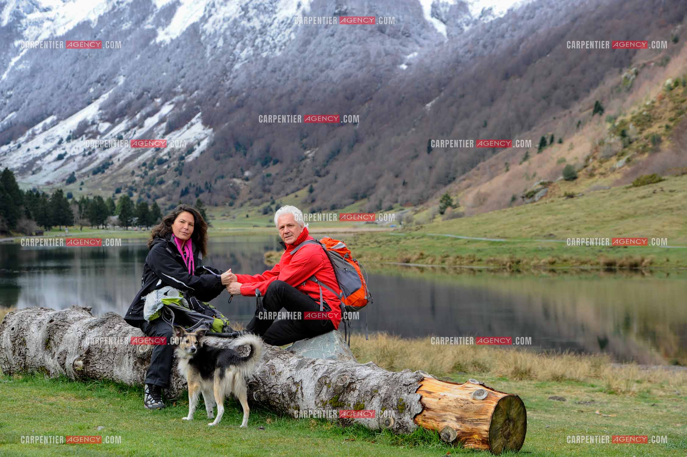 Le chanteur Gérard Lenorman et sa compagne Marie Maunier en randonnée dans les pyrénnées avec leur chien Puppy.  ( Exclusif )