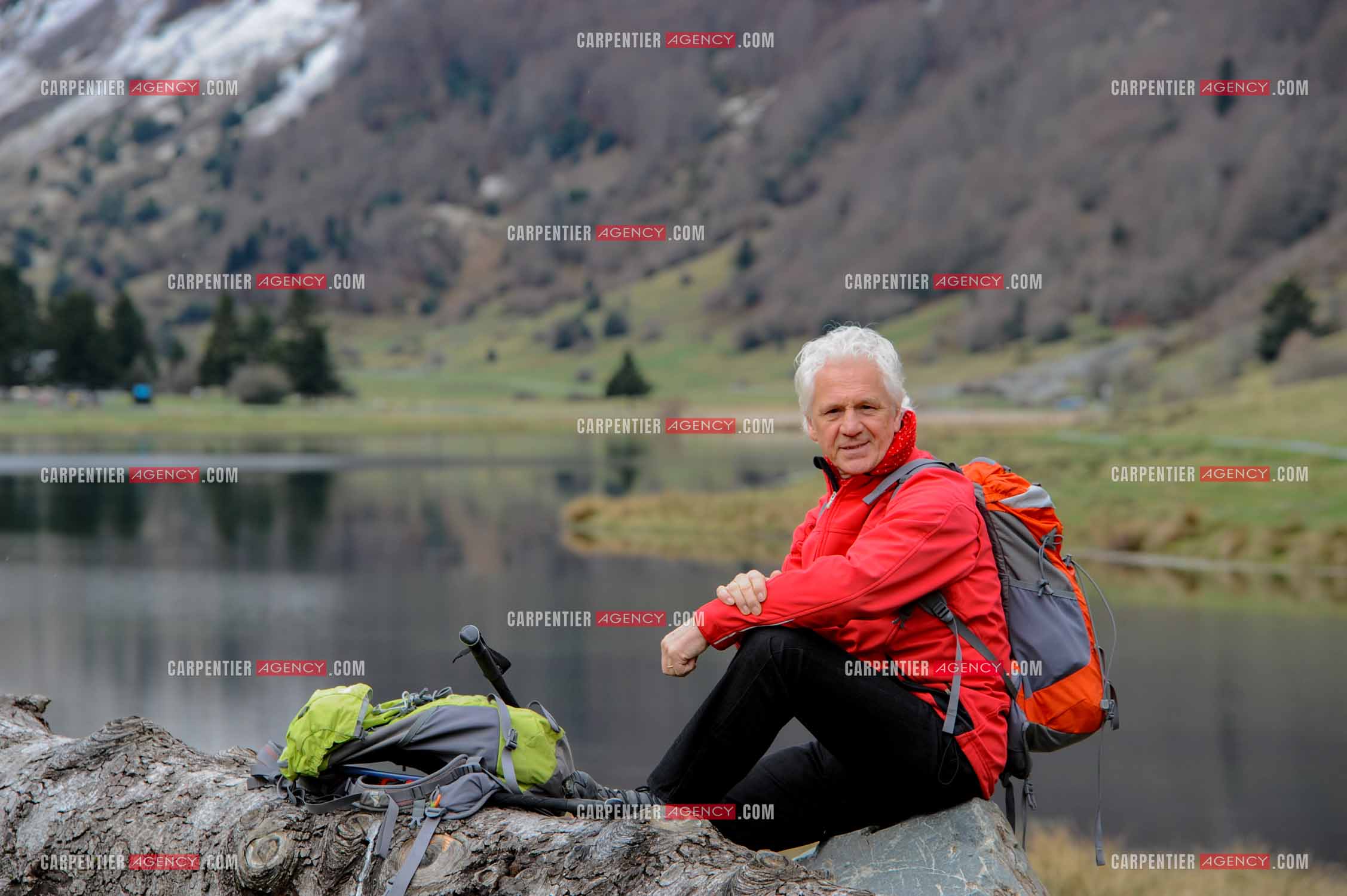 Le chanteur Gérard Lenorman et sa compagne Marie Maunier en randonnée dans les pyrénnées avec leur chien Puppy.  ( Exclusif )