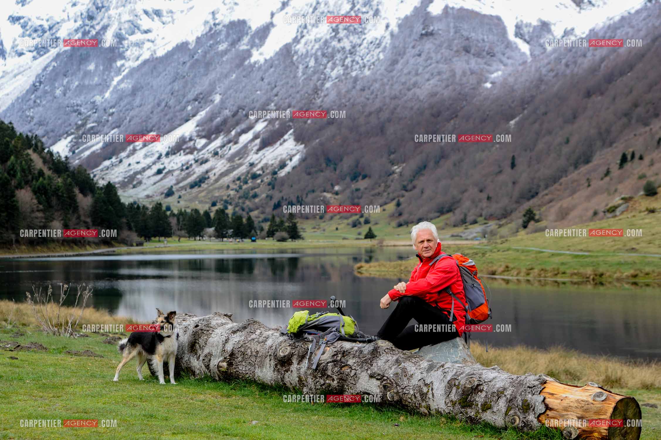 Le chanteur Gérard Lenorman et sa compagne Marie Maunier en randonnée dans les pyrénnées avec leur chien Puppy.  ( Exclusif )