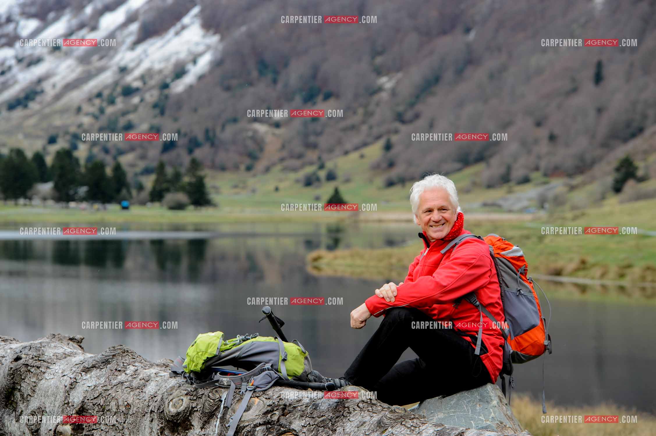 Le chanteur Gérard Lenorman et sa compagne Marie Maunier en randonnée dans les pyrénnées avec leur chien Puppy.  ( Exclusif )