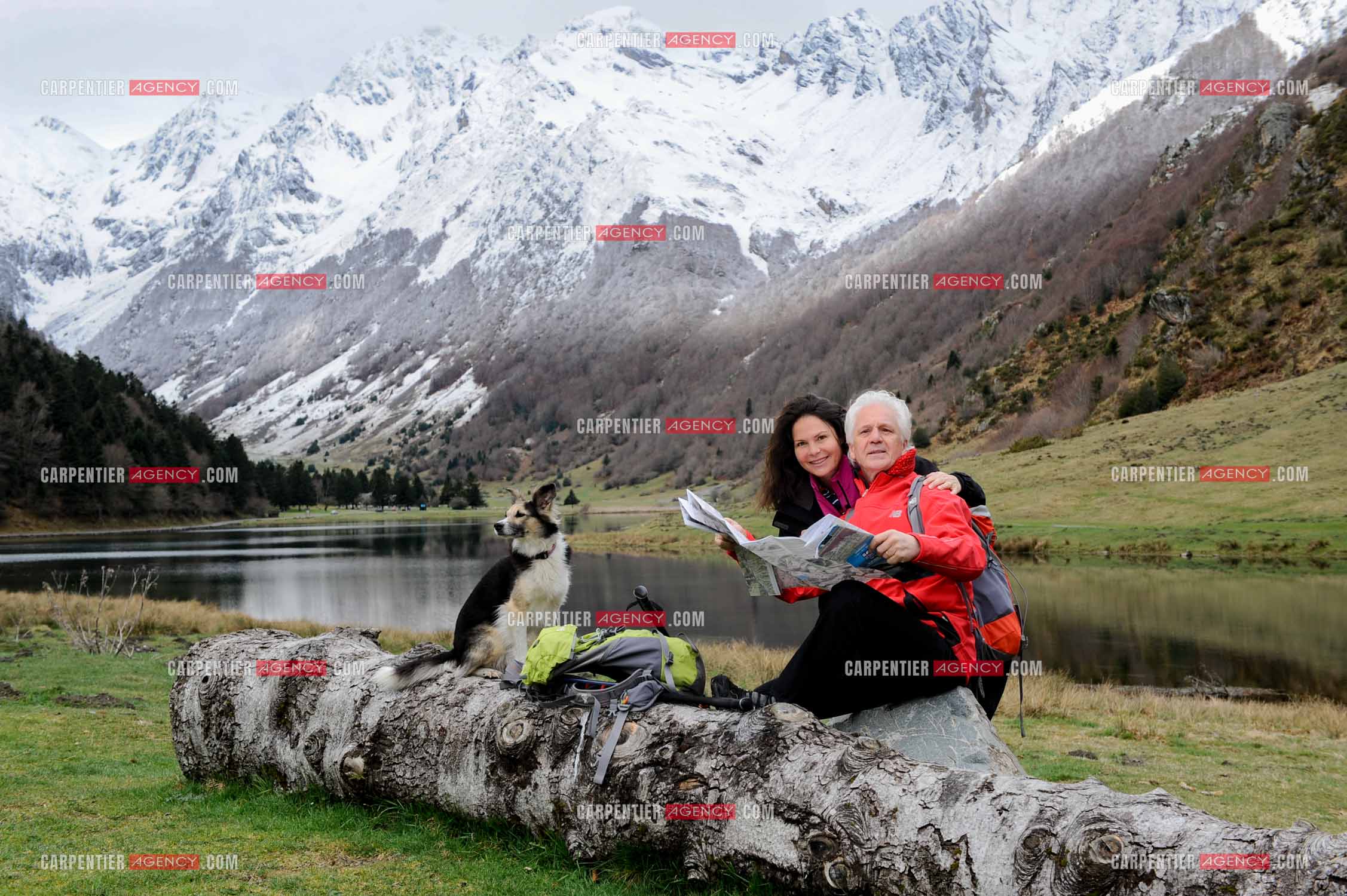 Le chanteur Gérard Lenorman et sa compagne Marie Maunier en randonnée dans les pyrénnées avec leur chien Puppy.  ( Exclusif )