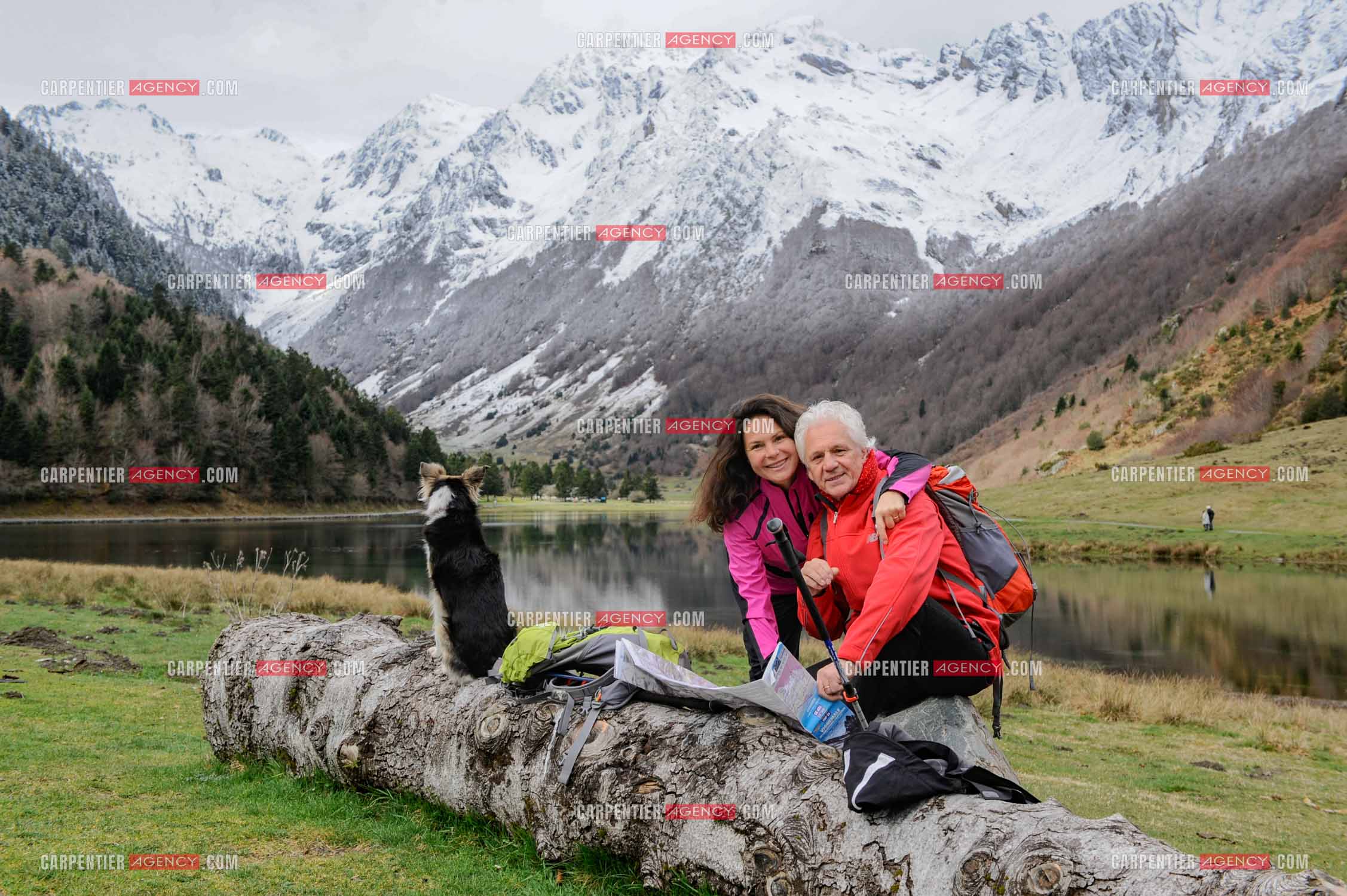 Le chanteur Gérard Lenorman et sa compagne Marie Maunier en randonnée dans les pyrénnées avec leur chien Puppy.  ( Exclusif )