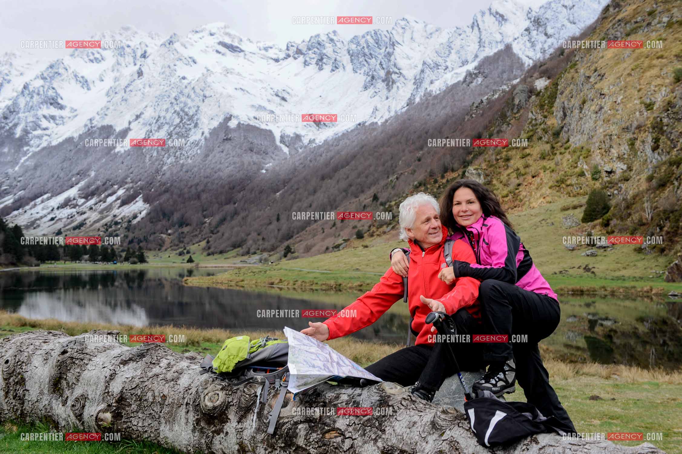 Le chanteur Gérard Lenorman et sa compagne Marie Maunier en randonnée dans les pyrénnées avec leur chien Puppy.  ( Exclusif )