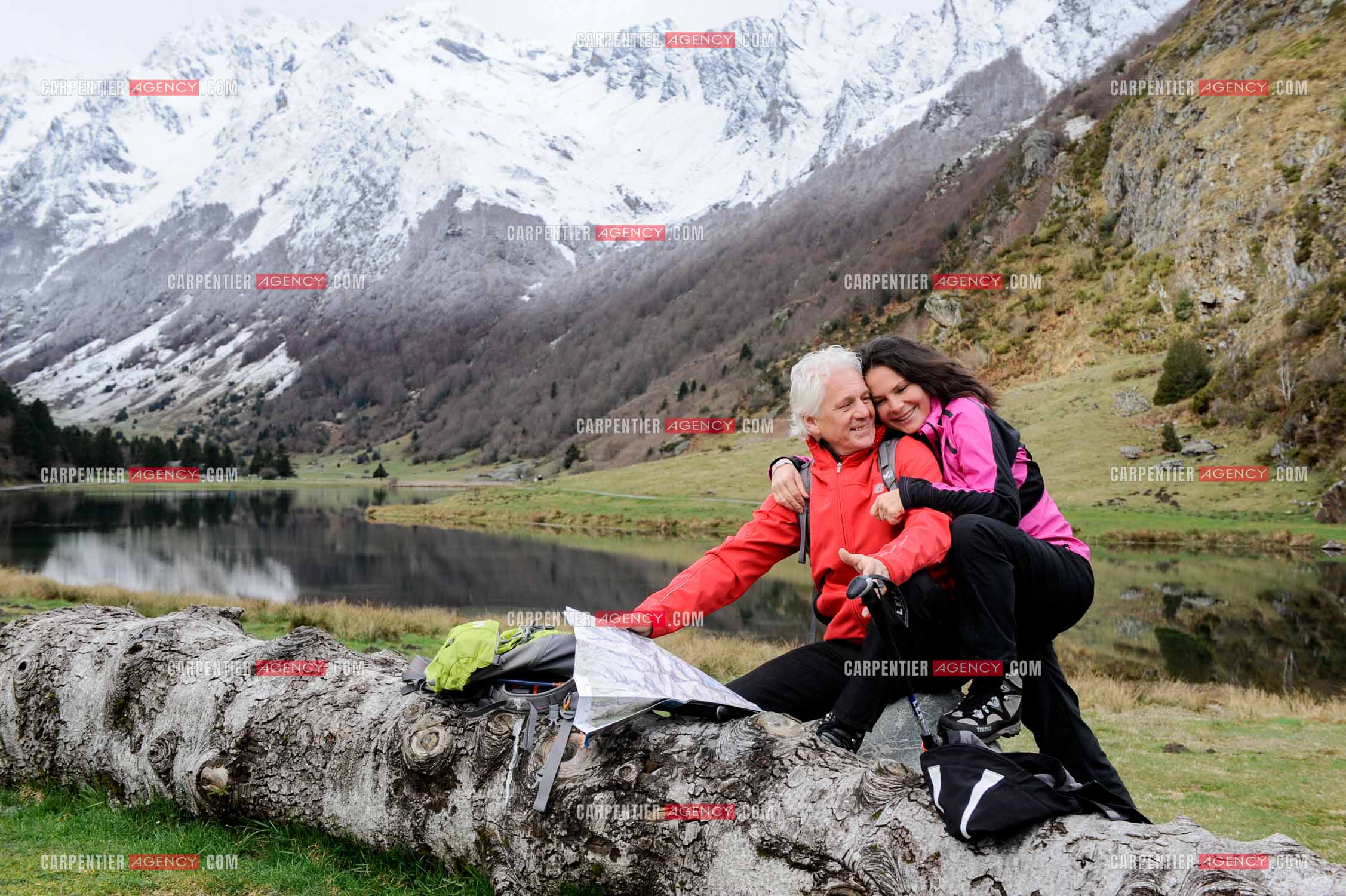 Le chanteur Gérard Lenorman et sa compagne Marie Maunier en randonnée dans les pyrénnées avec leur chien Puppy.  ( Exclusif )
