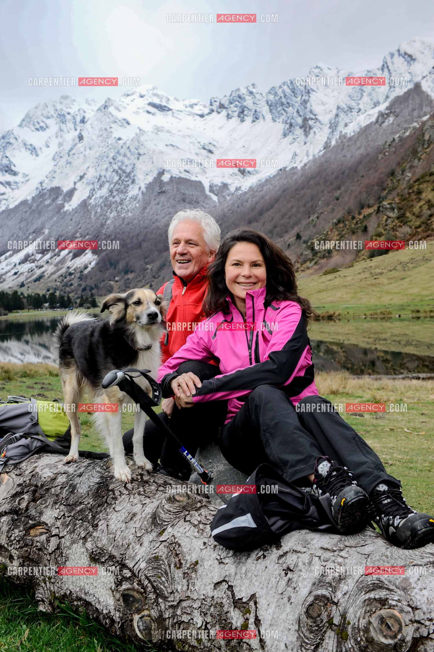 Le chanteur Gérard Lenorman et sa compagne Marie Maunier en randonnée dans les pyrénnées avec leur chien Puppy.  ( Exclusif )