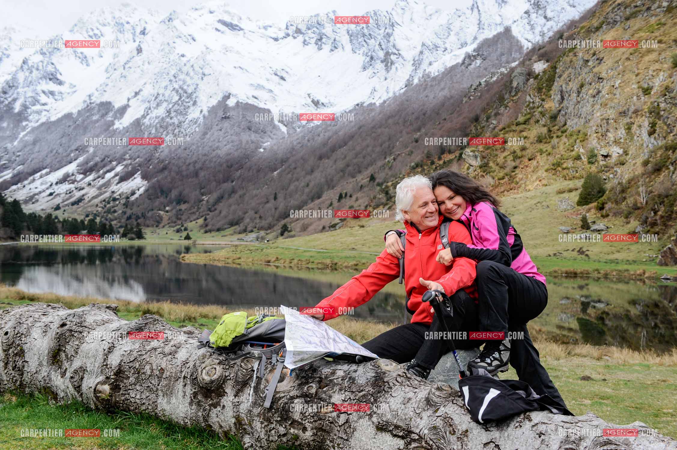 Le chanteur Gérard Lenorman et sa compagne Marie Maunier en randonnée dans les pyrénnées avec leur chien Puppy.  ( Exclusif )