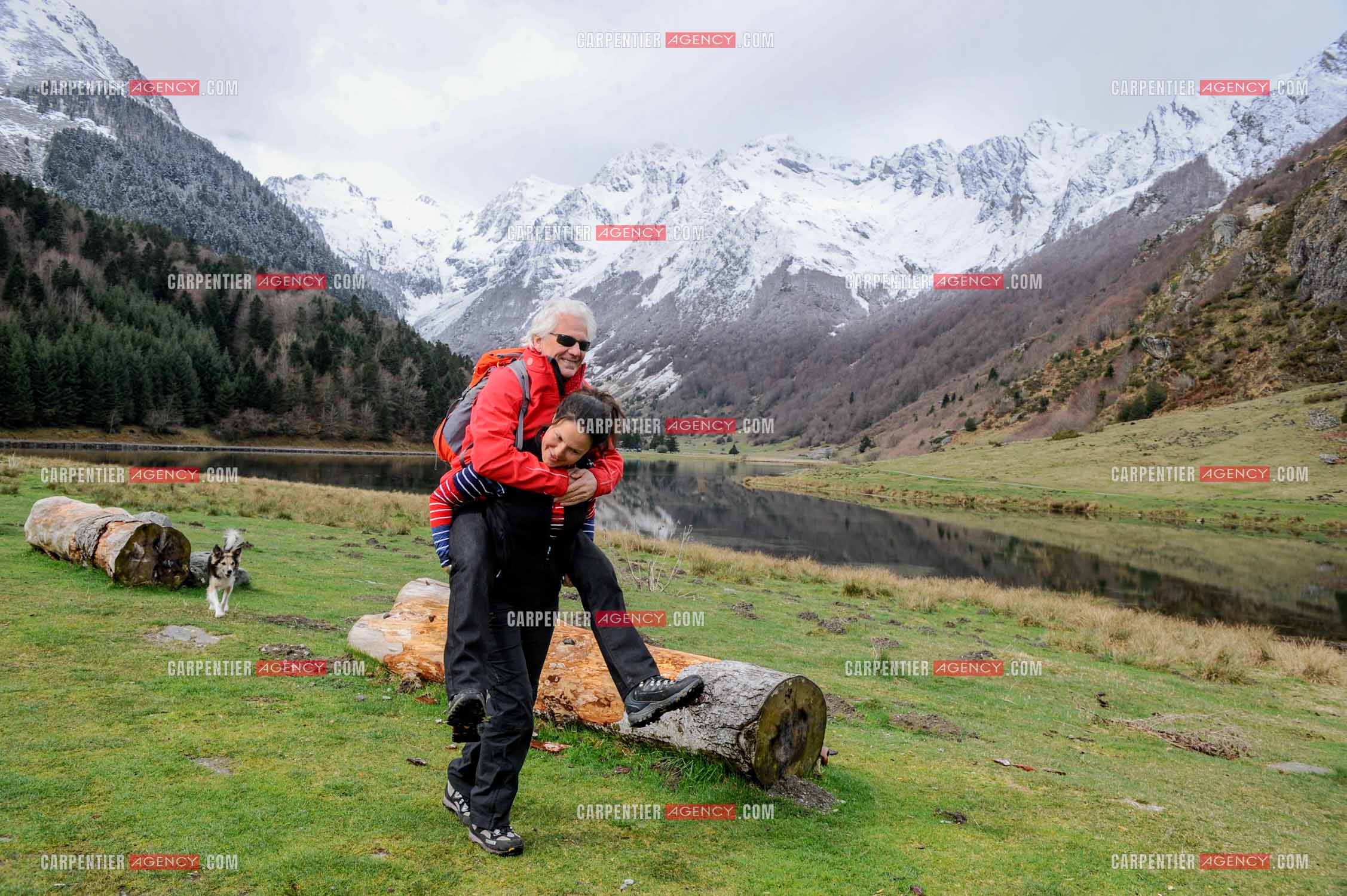 Le chanteur Gérard Lenorman et sa compagne Marie Maunier en randonnée dans les pyrénnées avec leur chien Puppy.  ( Exclusif )