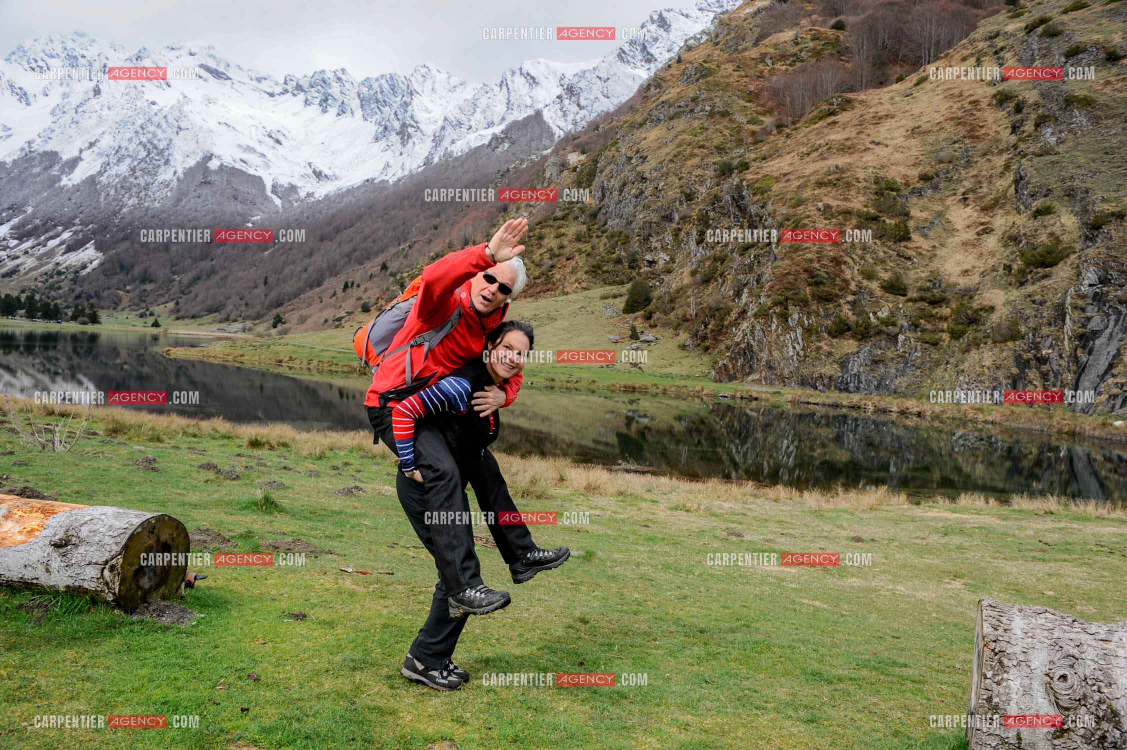 Le chanteur Gérard Lenorman et sa compagne Marie Maunier en randonnée dans les pyrénnées avec leur chien Puppy.  ( Exclusif )