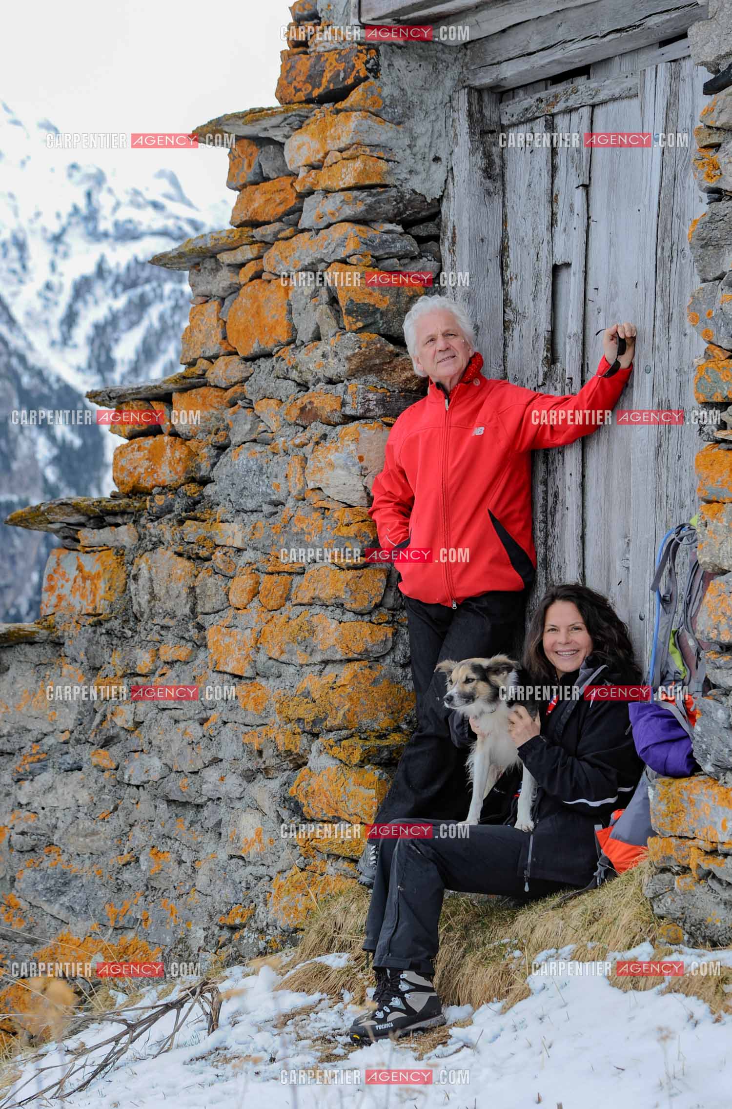 Le chanteur Gérard Lenorman et sa compagne Marie Maunier en randonnée dans les pyrénnées avec leur chien Puppy.  ( Exclusif )