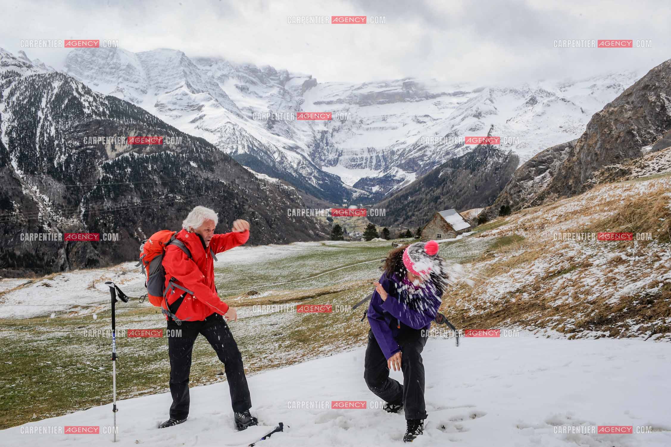 Le chanteur Gérard Lenorman et sa compagne Marie Maunier en randonnée dans les pyrénnées avec leur chien Puppy.  ( Exclusif )