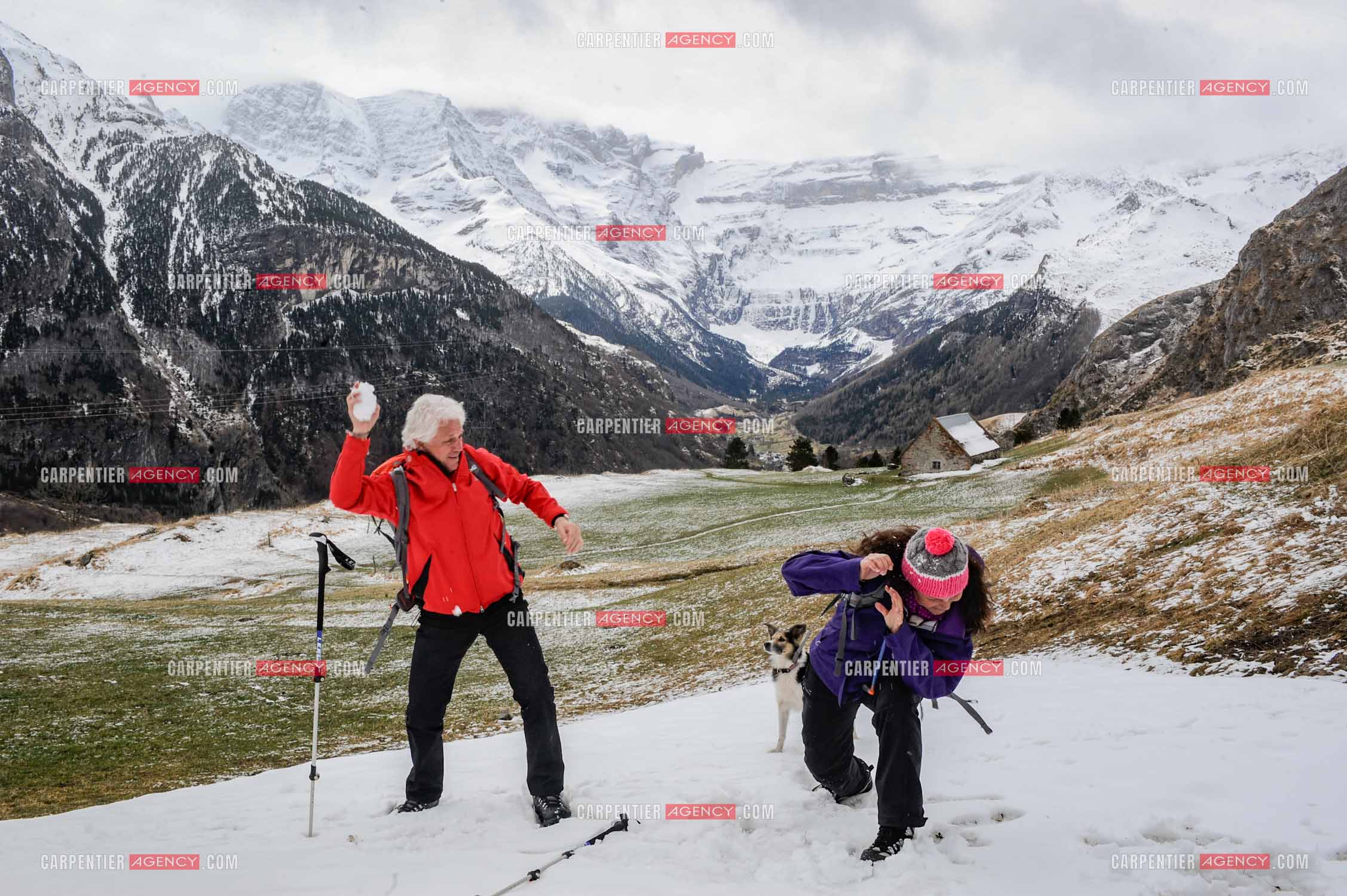 Le chanteur Gérard Lenorman et sa compagne Marie Maunier en randonnée dans les pyrénnées avec leur chien Puppy.  ( Exclusif )
