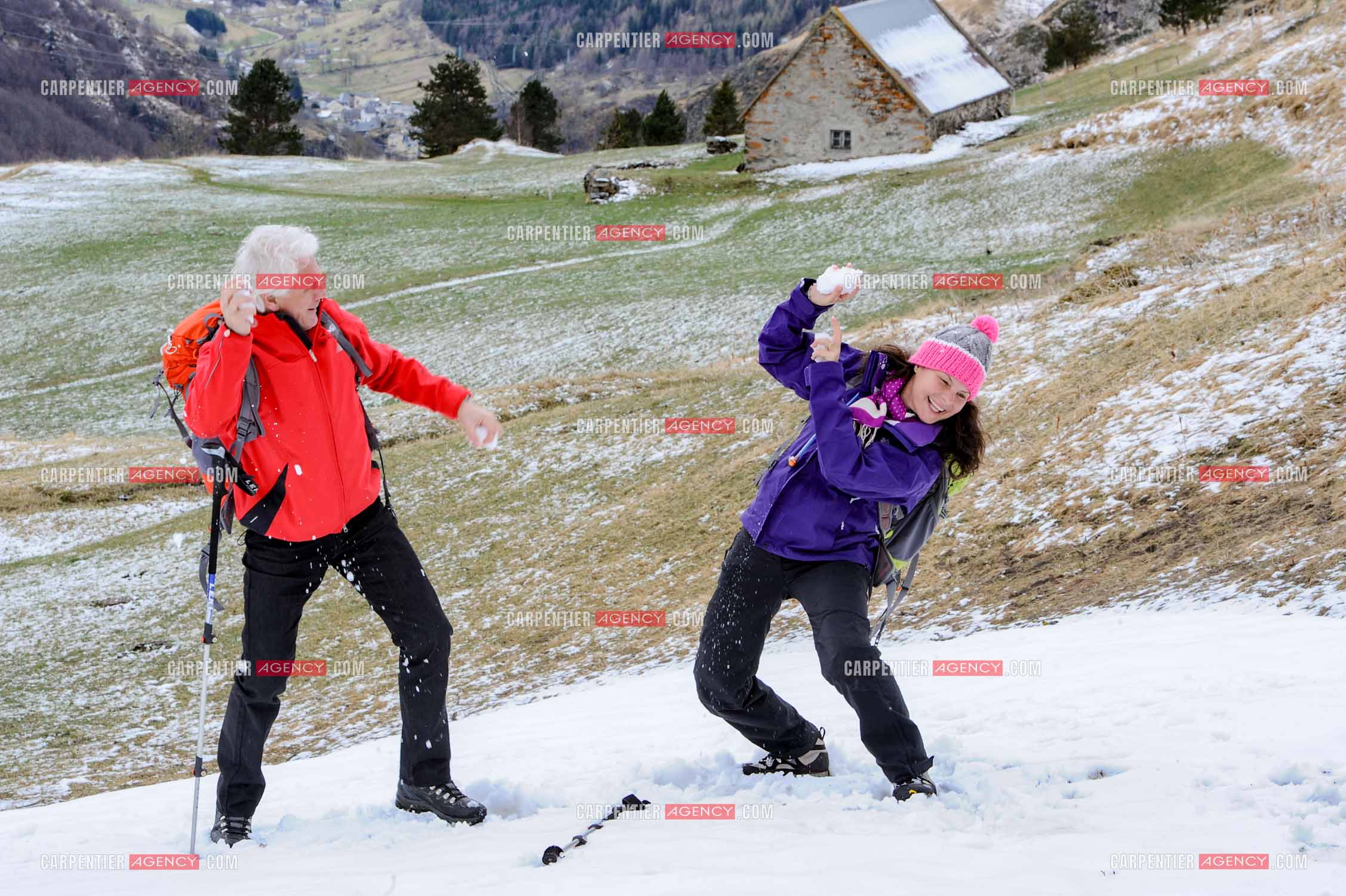 Le chanteur Gérard Lenorman et sa compagne Marie Maunier en randonnée dans les pyrénnées avec leur chien Puppy.  ( Exclusif )