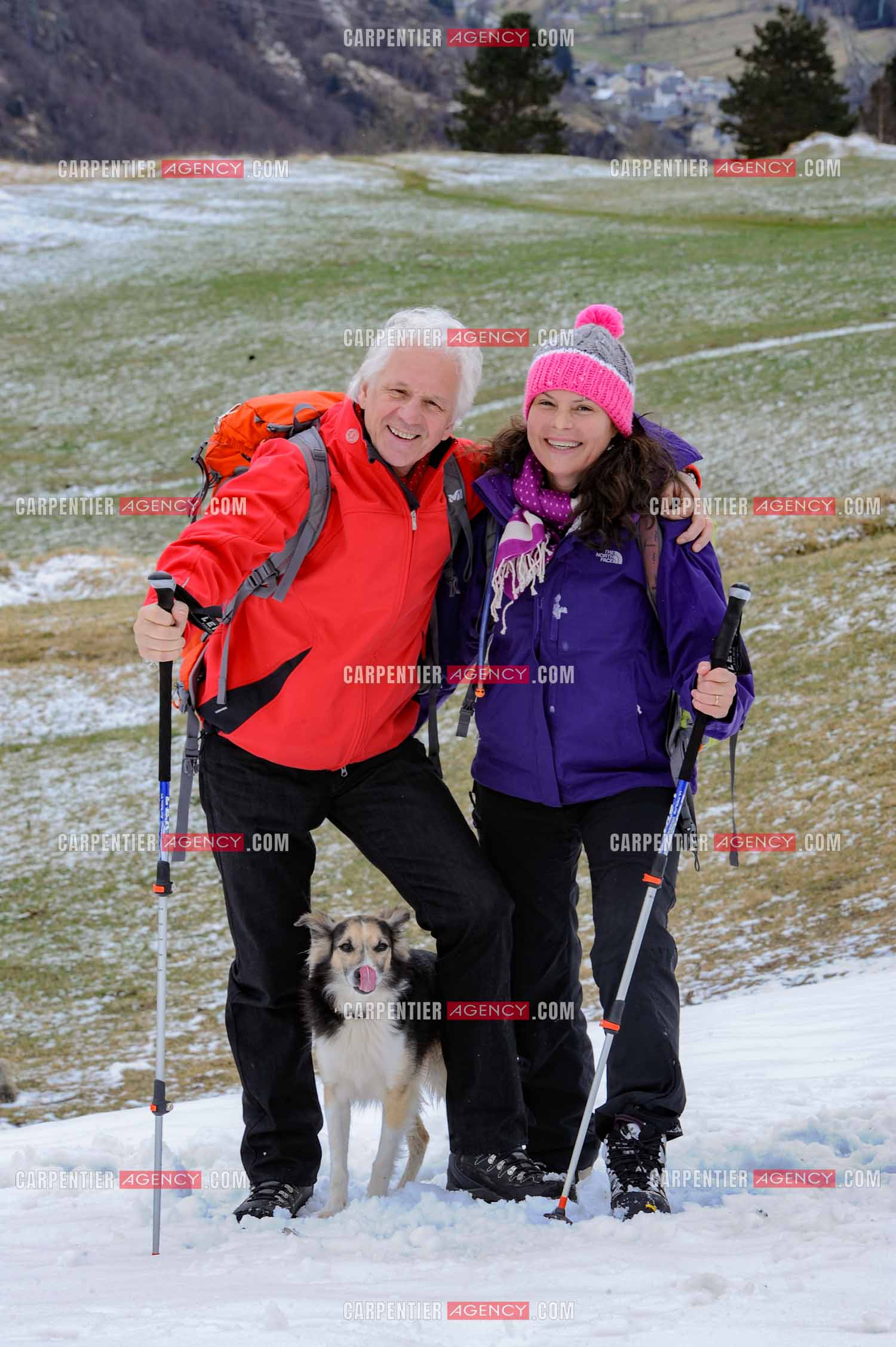Le chanteur Gérard Lenorman et sa compagne Marie Maunier en randonnée dans les pyrénnées avec leur chien Puppy.  ( Exclusif )
