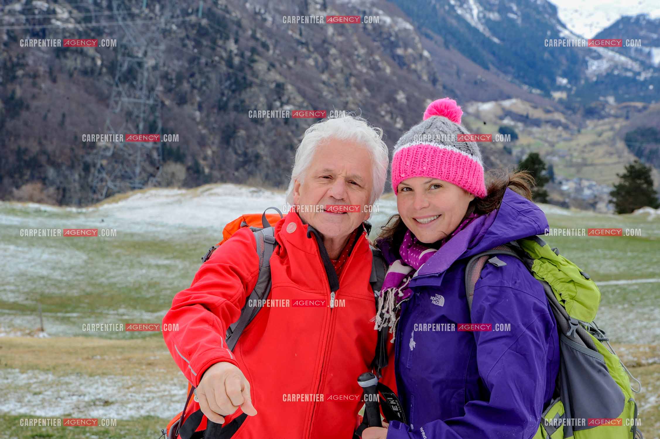 Le chanteur Gérard Lenorman et sa compagne Marie Maunier en randonnée dans les pyrénnées avec leur chien Puppy.  ( Exclusif )