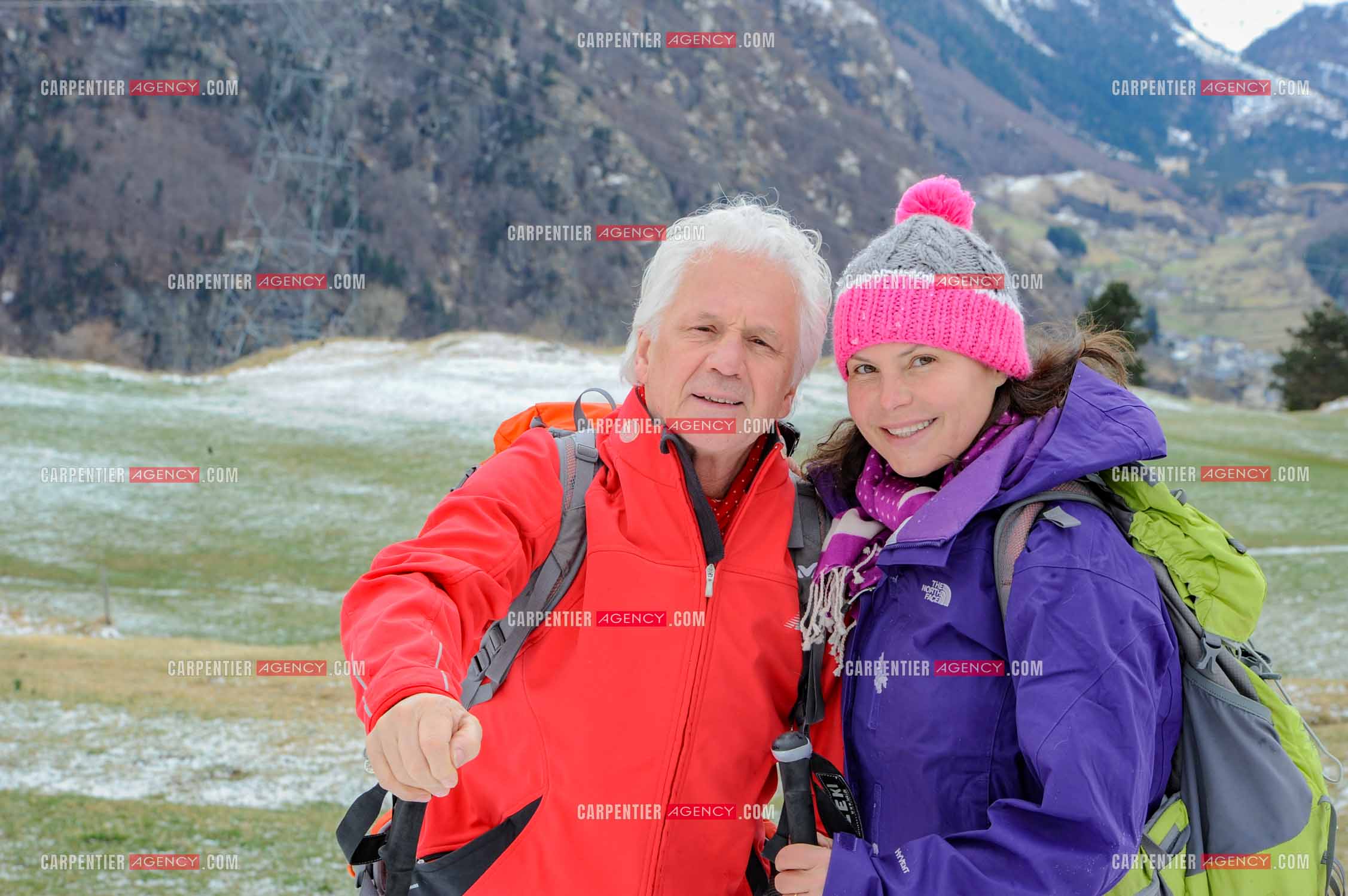 Le chanteur Gérard Lenorman et sa compagne Marie Maunier en randonnée dans les pyrénnées avec leur chien Puppy.  ( Exclusif )