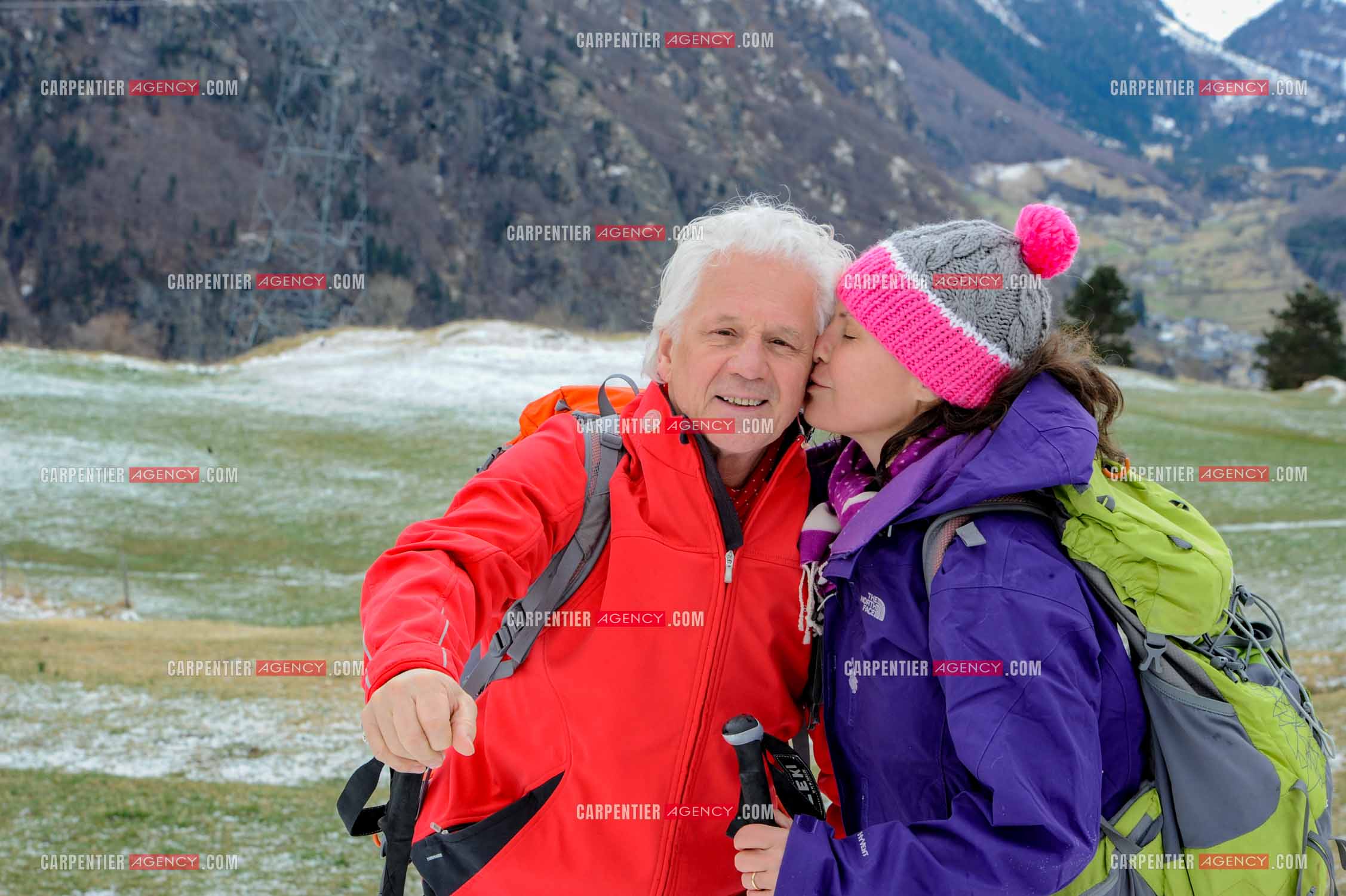 Le chanteur Gérard Lenorman et sa compagne Marie Maunier en randonnée dans les pyrénnées avec leur chien Puppy.  ( Exclusif )