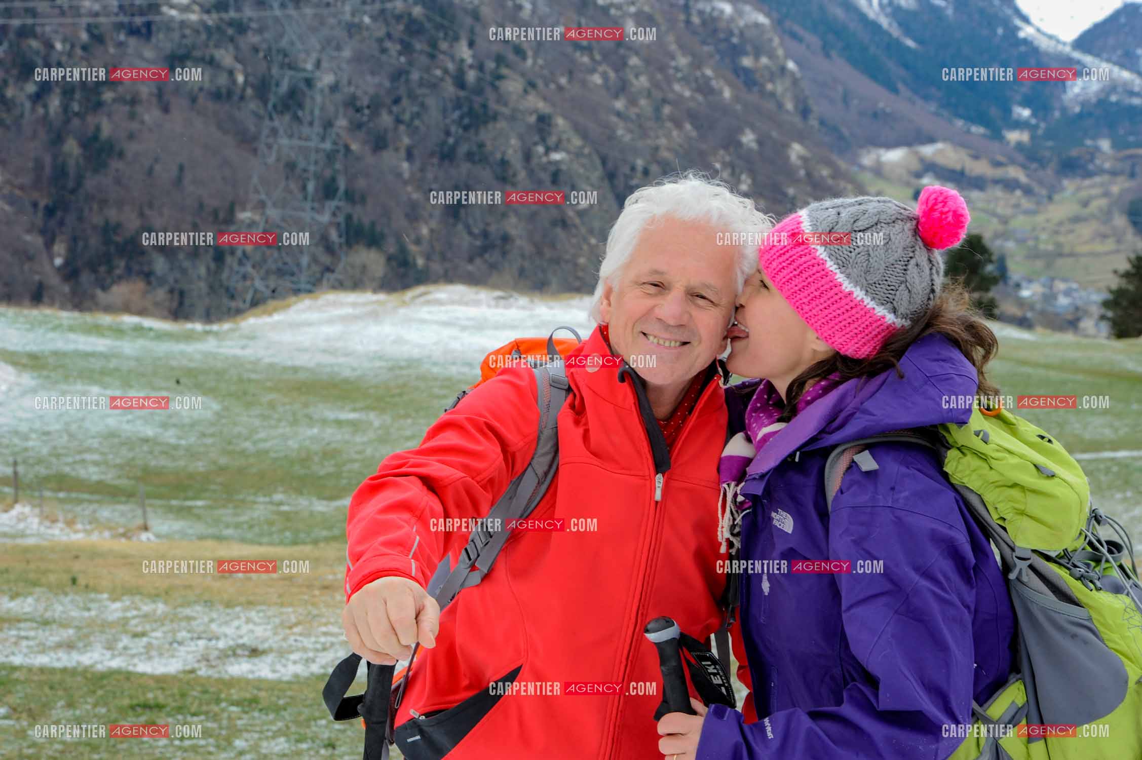 Le chanteur Gérard Lenorman et sa compagne Marie Maunier en randonnée dans les pyrénnées avec leur chien Puppy.  ( Exclusif )