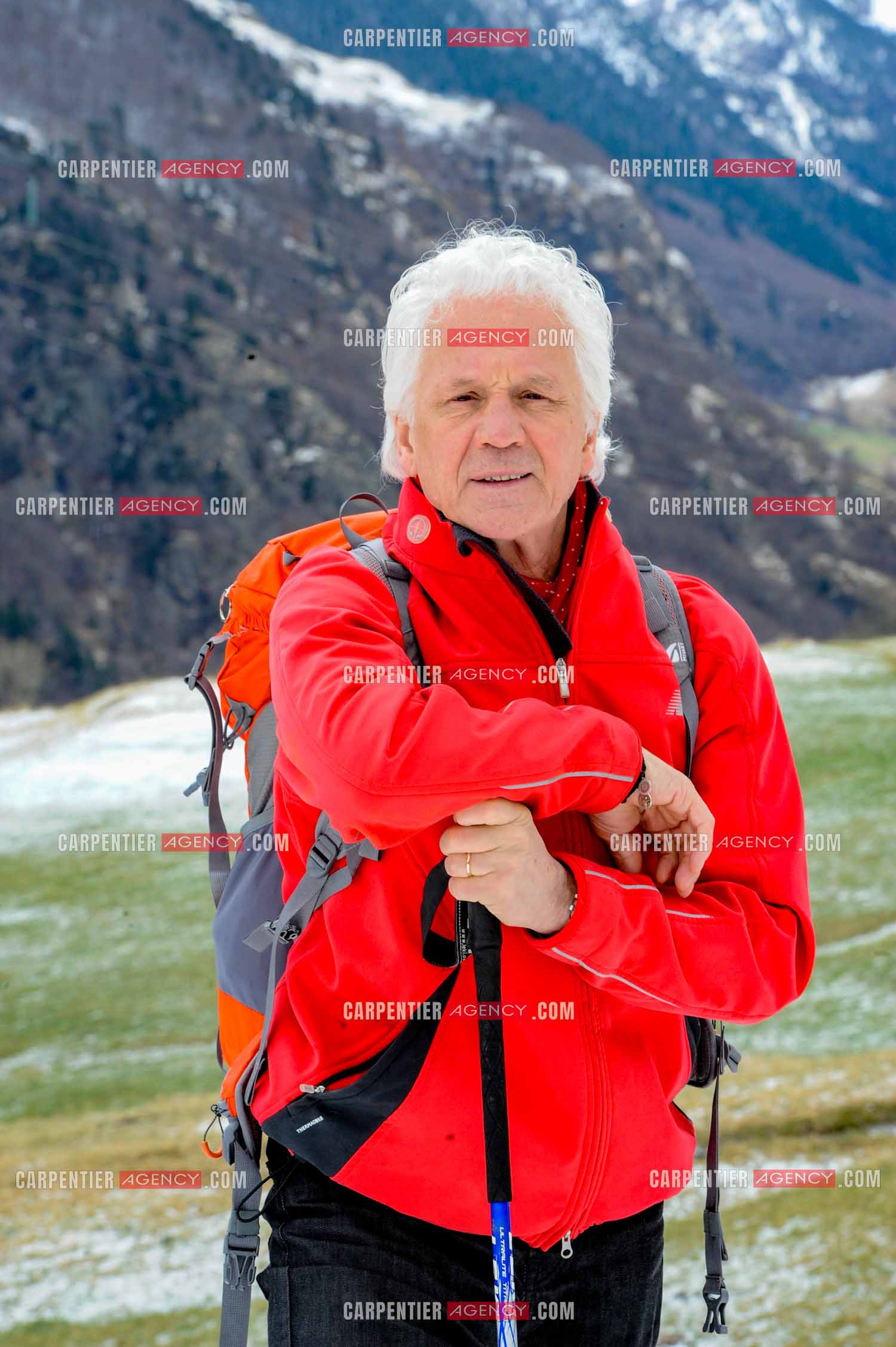 Le chanteur Gérard Lenorman et sa compagne Marie Maunier en randonnée dans les pyrénnées avec leur chien Puppy.  ( Exclusif )