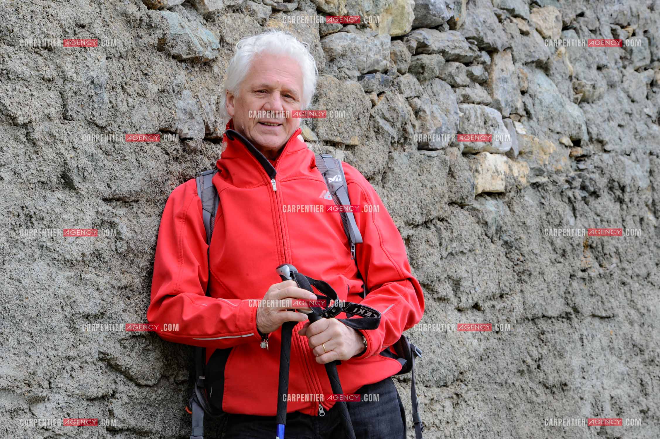 Le chanteur Gérard Lenorman et sa compagne Marie Maunier en randonnée dans les pyrénnées avec leur chien Puppy.  ( Exclusif )