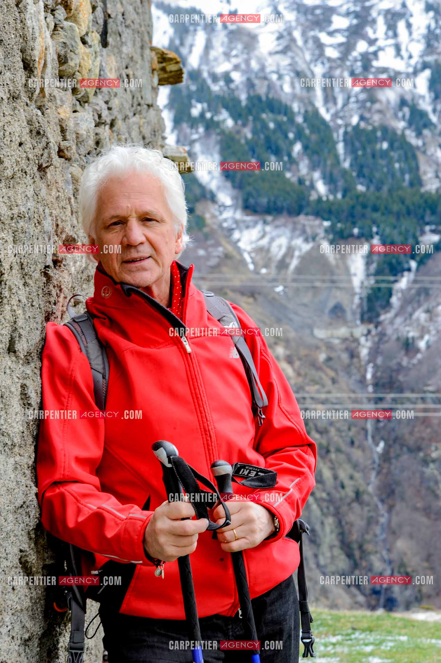 Le chanteur Gérard Lenorman et sa compagne Marie Maunier en randonnée dans les pyrénnées avec leur chien Puppy.  ( Exclusif )