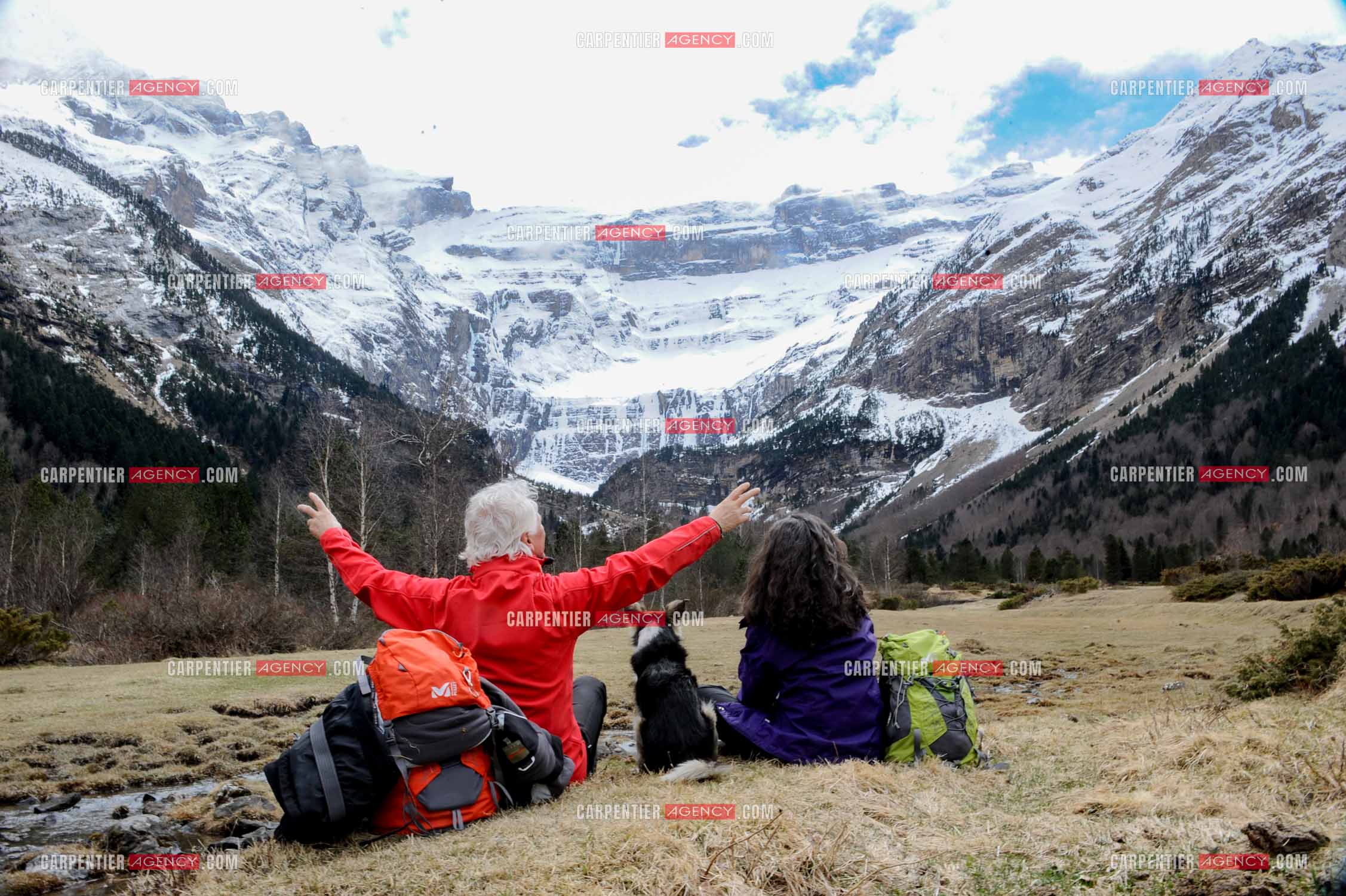 Le chanteur Gérard Lenorman et sa compagne Marie Maunier en randonnée dans les pyrénnées avec leur chien Puppy.  ( Exclusif )