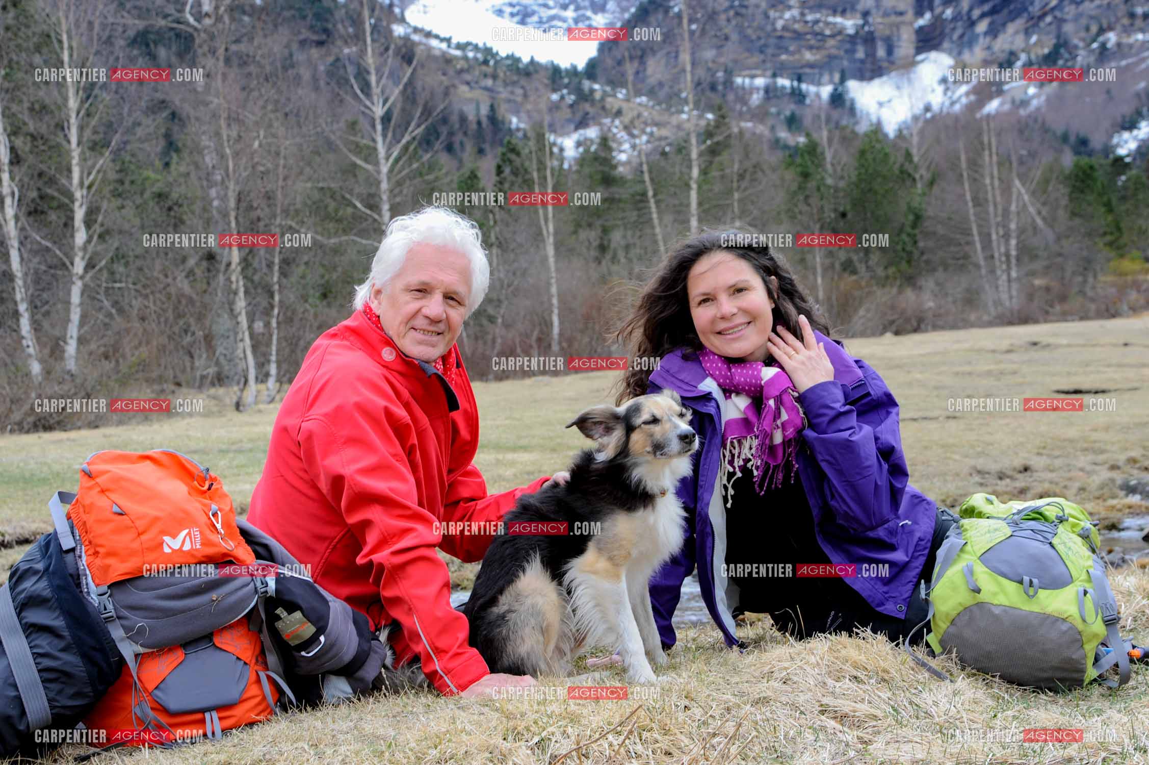 Le chanteur Gérard Lenorman et sa compagne Marie Maunier en randonnée dans les pyrénnées avec leur chien Puppy.  ( Exclusif )