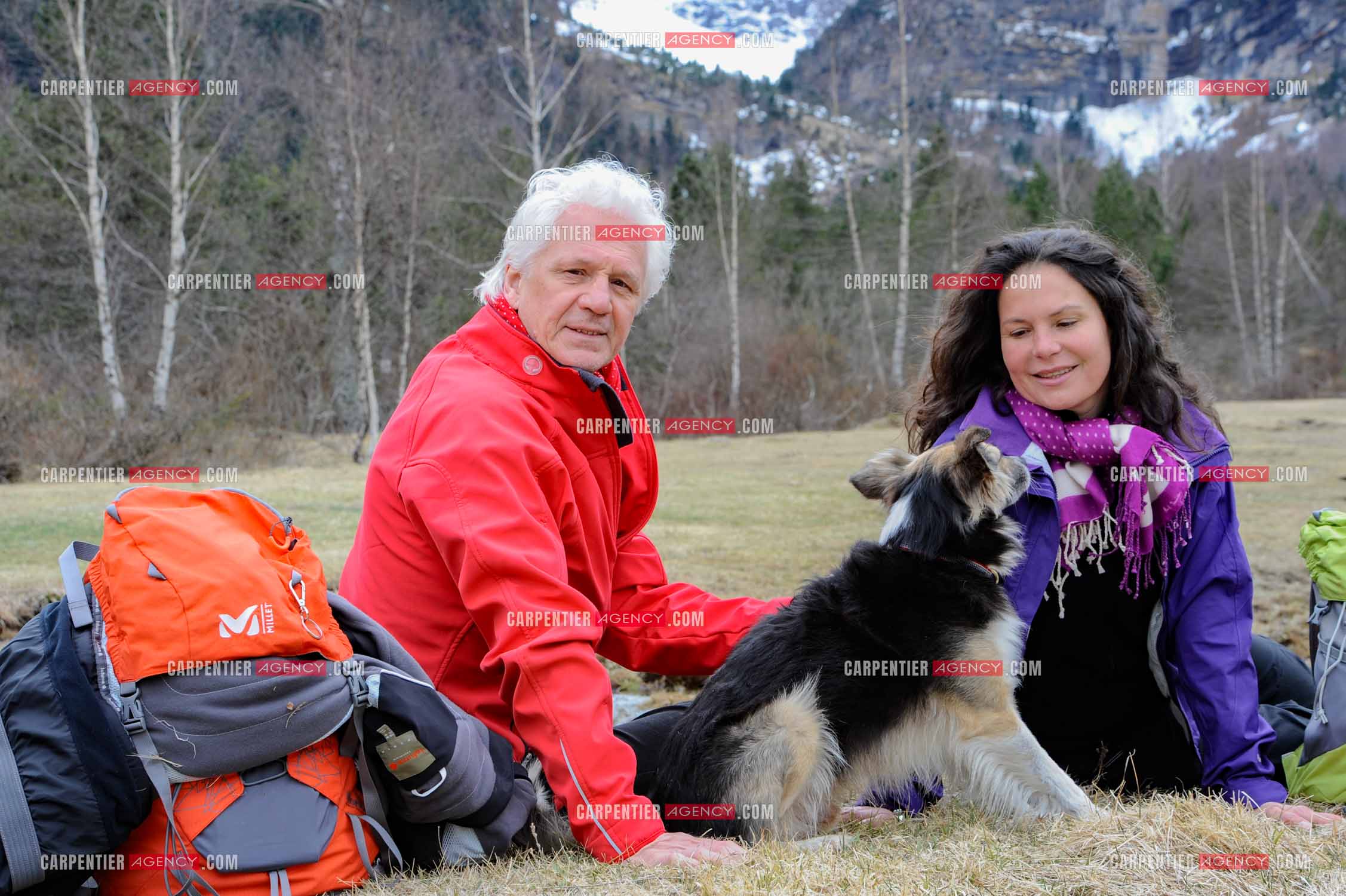 Le chanteur Gérard Lenorman et sa compagne Marie Maunier en randonnée dans les pyrénnées avec leur chien Puppy.  ( Exclusif )