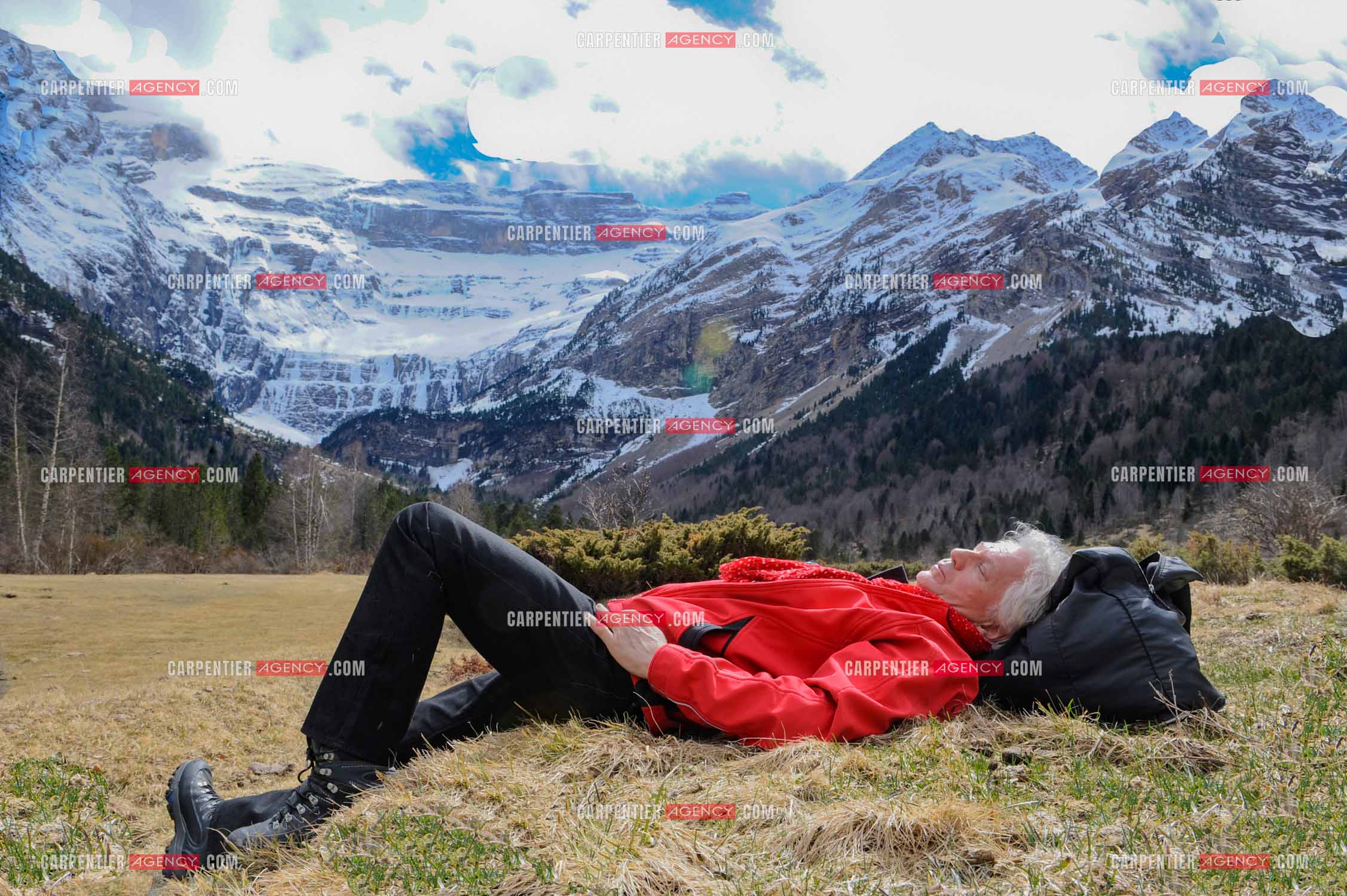 Le chanteur Gérard Lenorman et sa compagne Marie Maunier en randonnée dans les pyrénnées avec leur chien Puppy.  ( Exclusif )