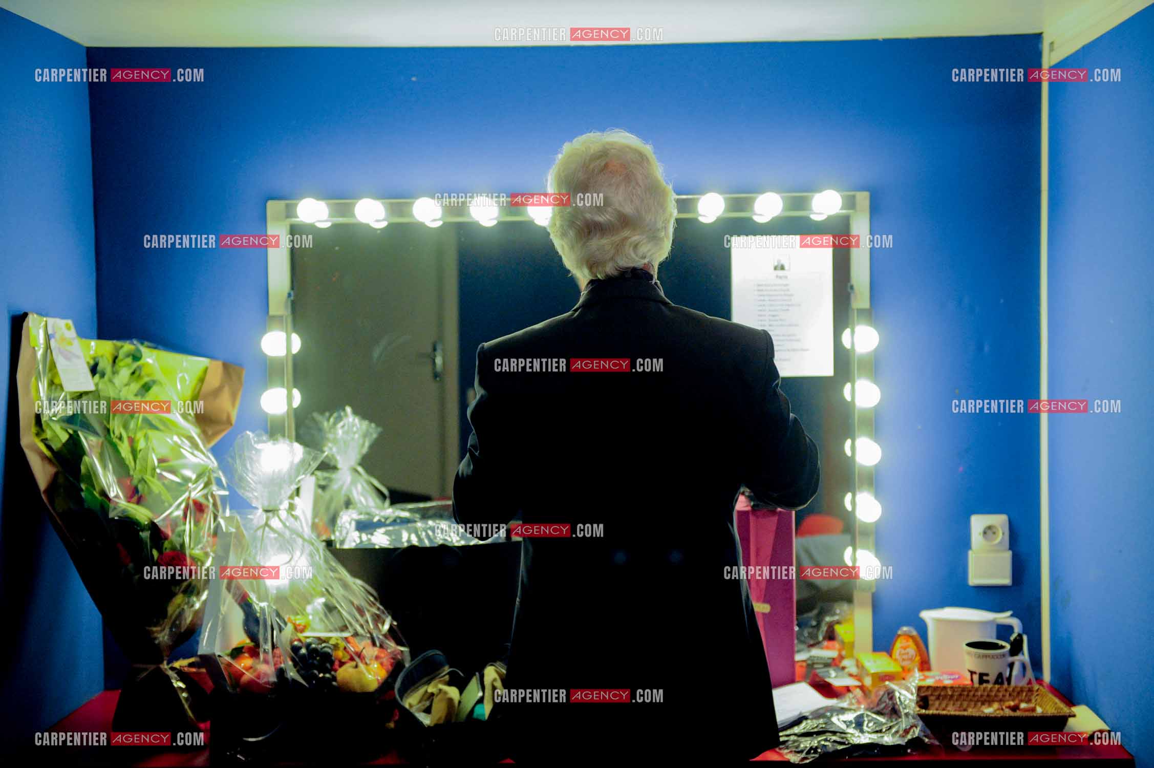 Le chanteur Gérard Lenorman en concert au Grand Rex à Paris. Gérard lenorman face au miroir dans sa loge avant son entrée en scène.  ( Exclusif )