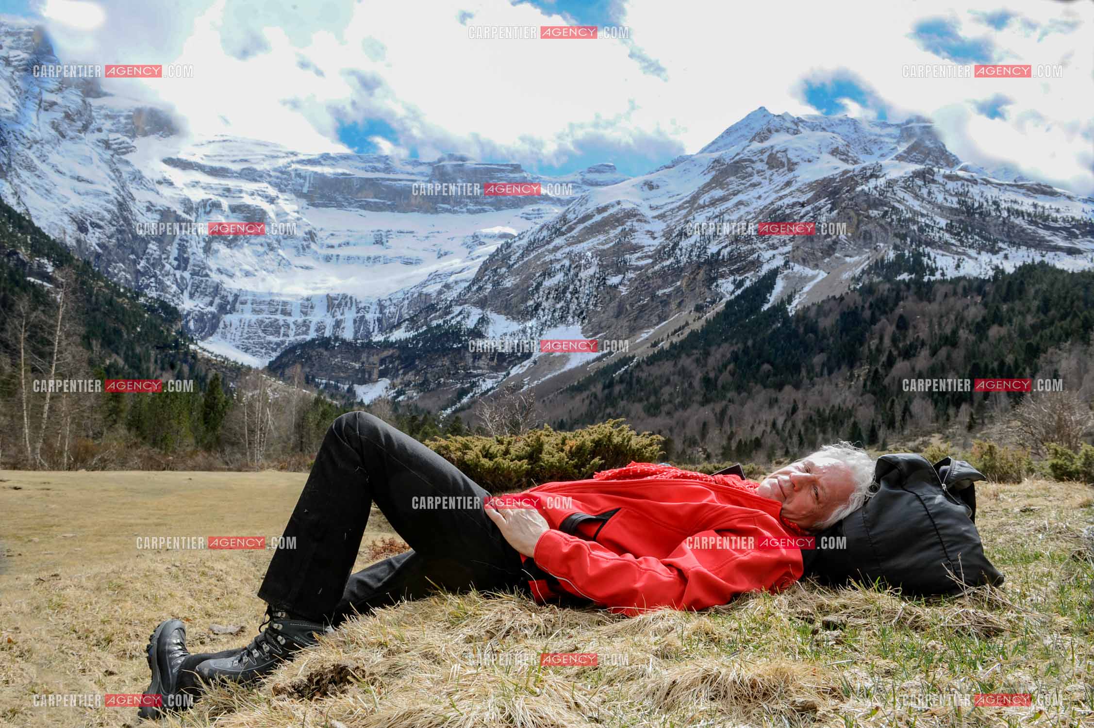 Le chanteur Gérard Lenorman et sa compagne Marie Maunier en randonnée dans les pyrénnées avec leur chien Puppy.  ( Exclusif )