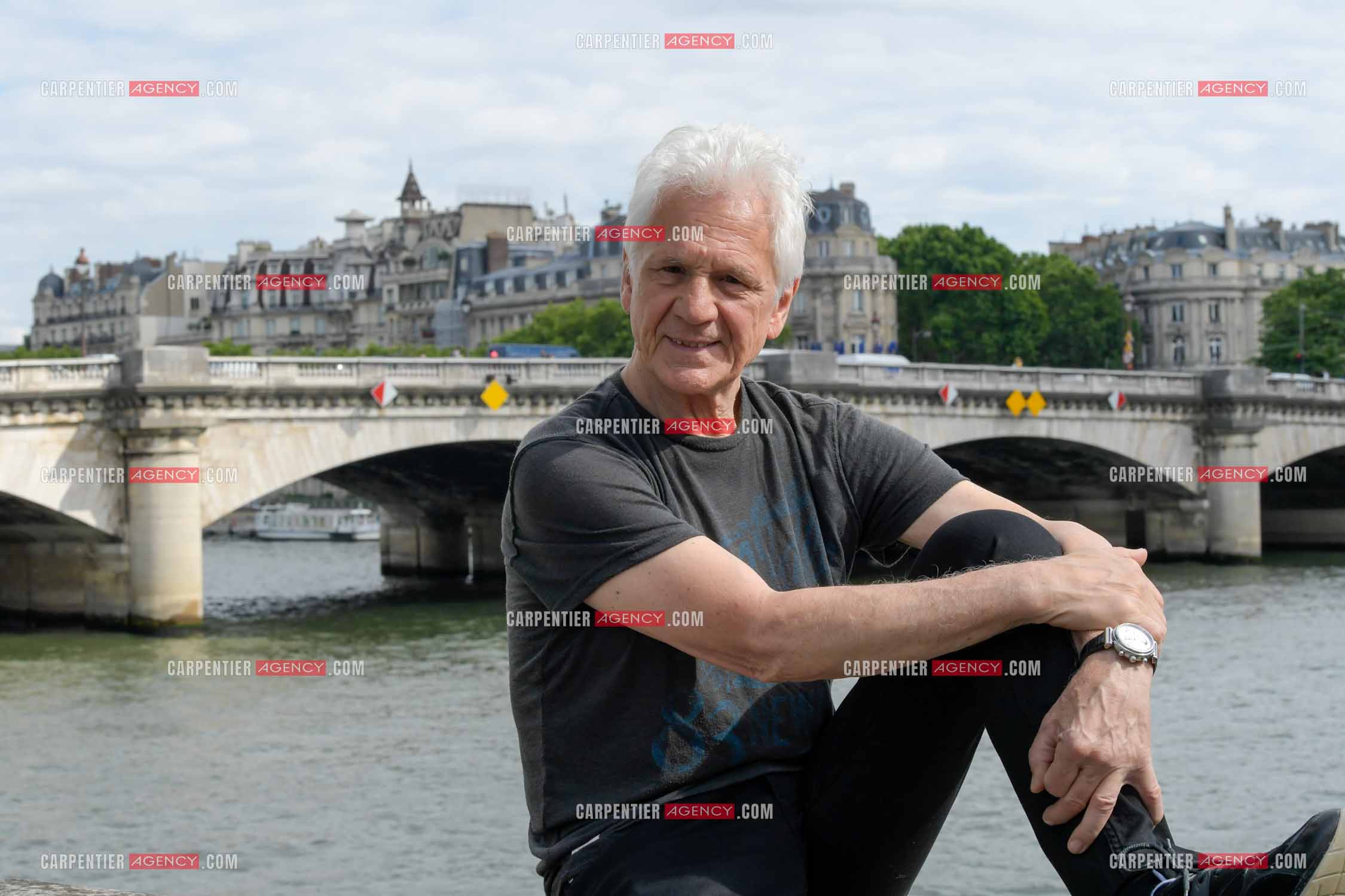 Le chanteur Gérard Lenorman sur les quais de Seine à Paris. ( Exclusif )