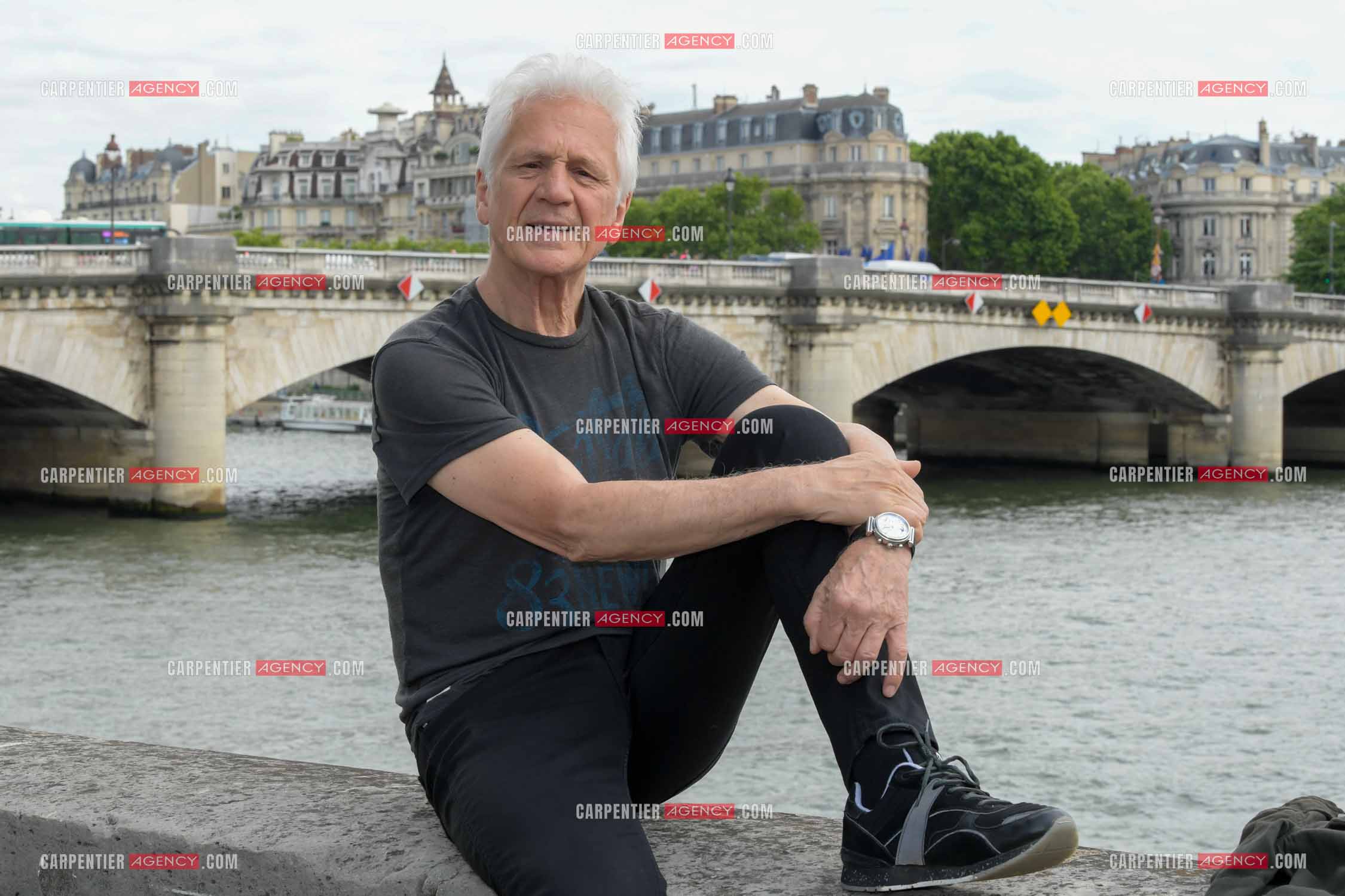 Le chanteur Gérard Lenorman sur les quais de Seine à Paris. ( Exclusif )