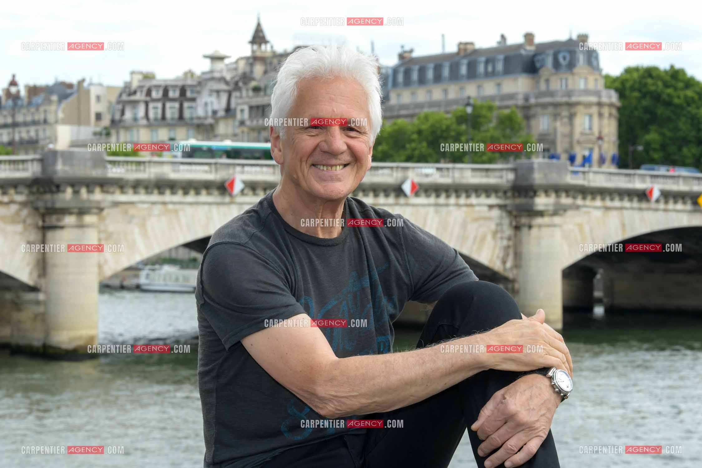 Le chanteur Gérard Lenorman sur les quais de Seine à Paris. ( Exclusif )