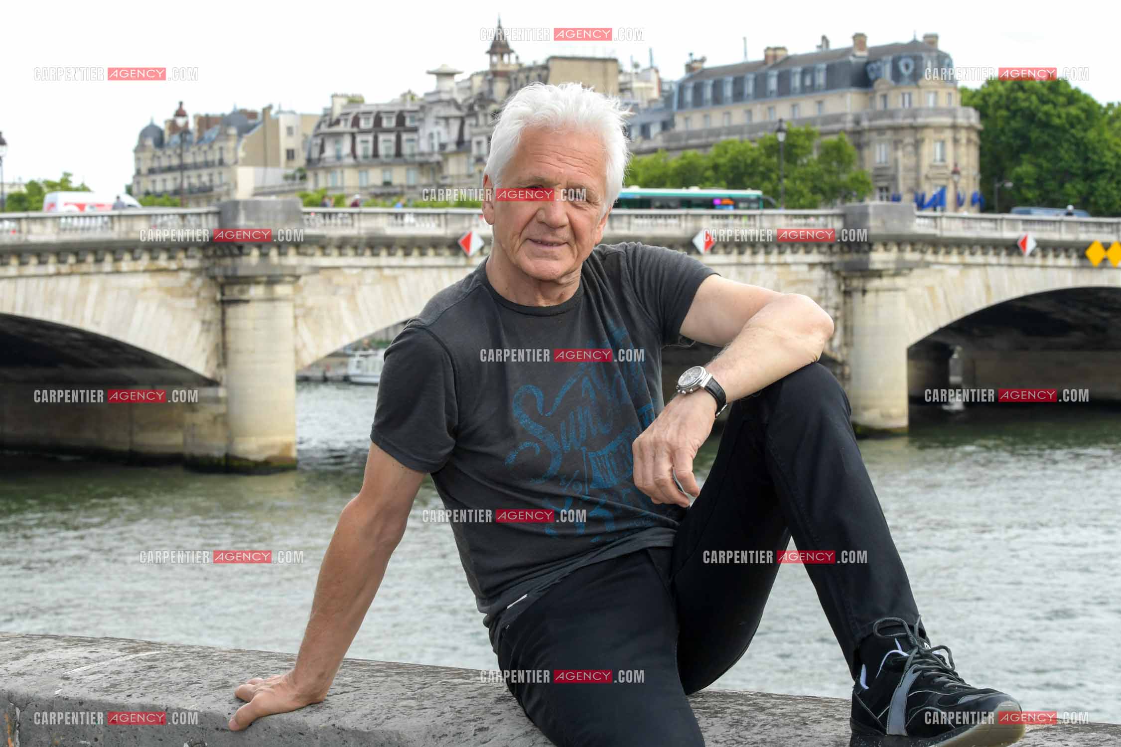Le chanteur Gérard Lenorman sur les quais de Seine à Paris. ( Exclusif )