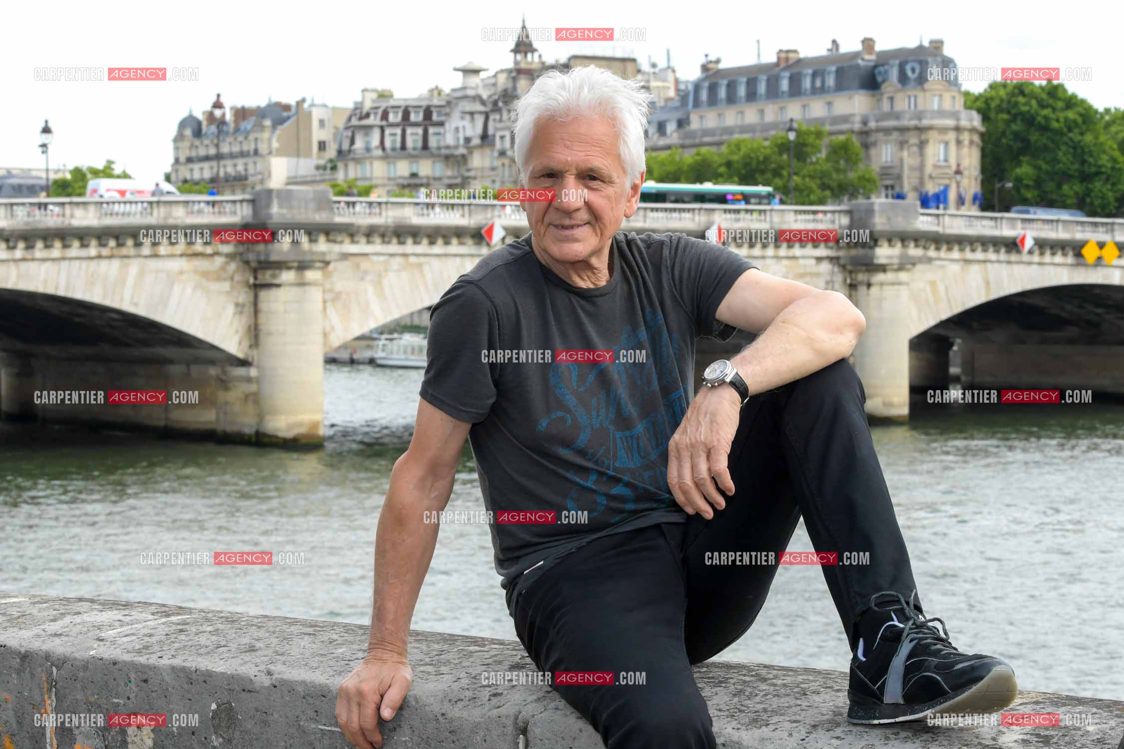 Le chanteur Gérard Lenorman sur les quais de Seine à Paris. ( Exclusif )