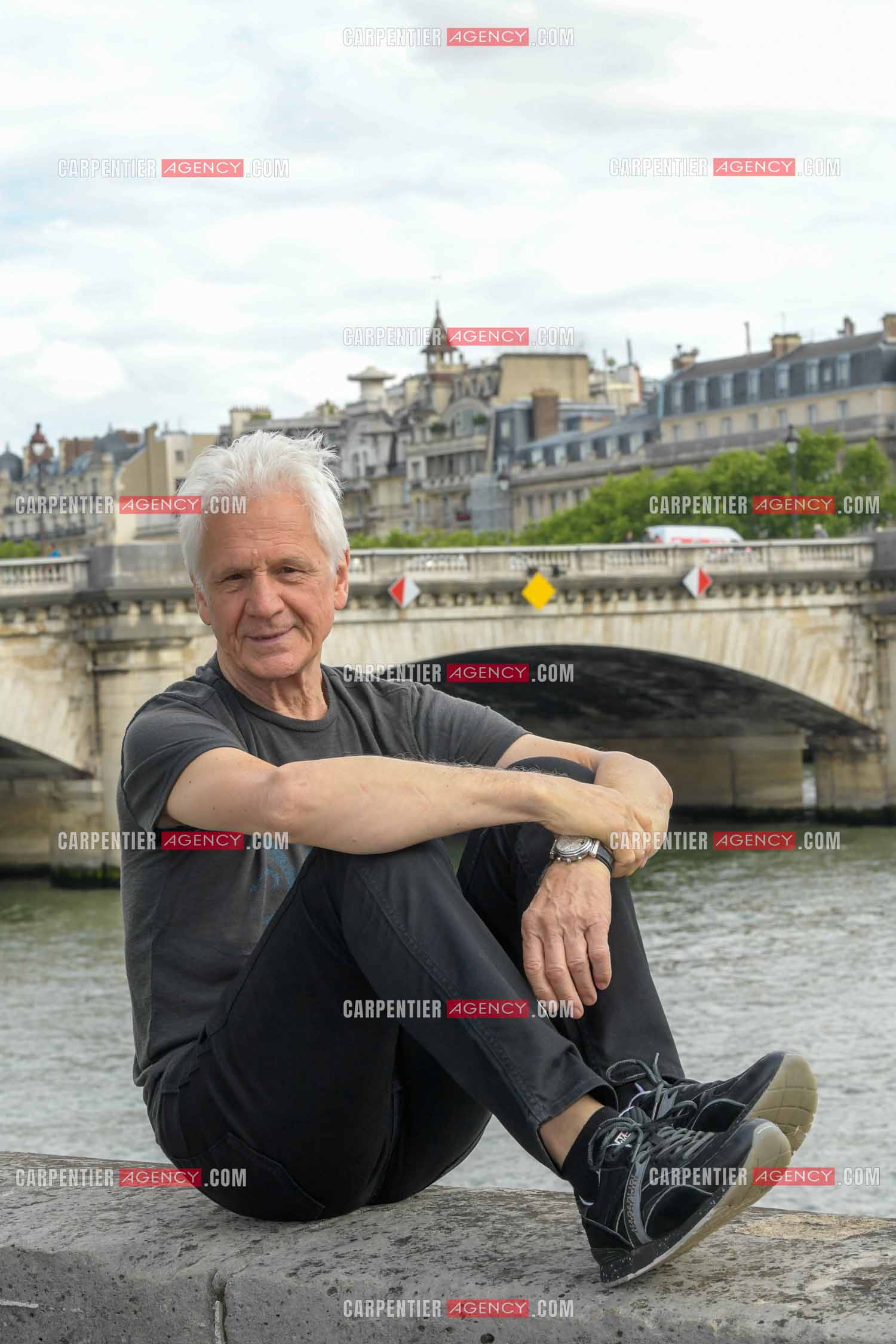 Le chanteur Gérard Lenorman sur les quais de Seine à Paris. ( Exclusif )