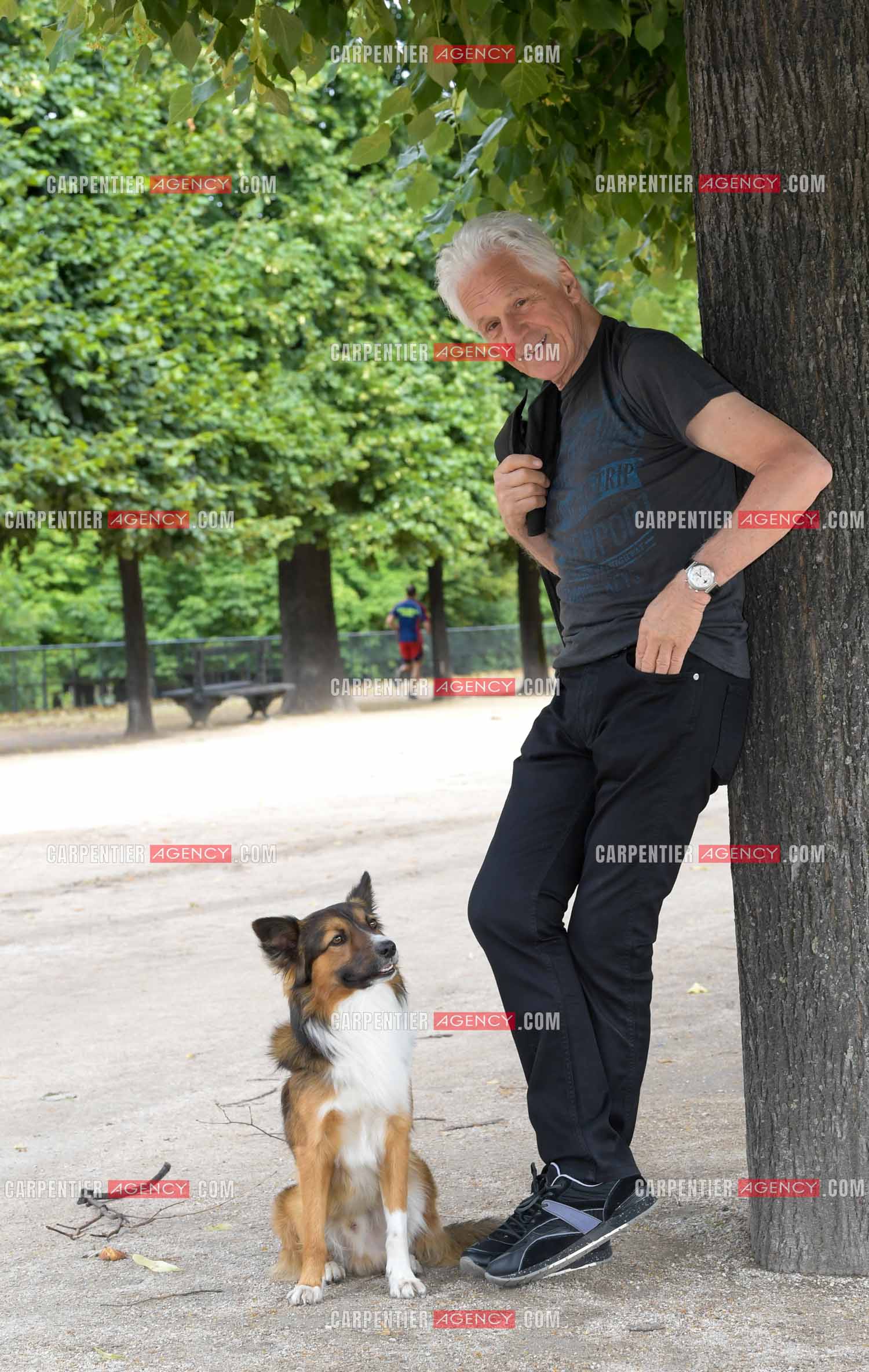 Le chanteur Gérard Lenorman présente son nouveau chien Tilou un berger croisé au jardin des Tuileries à Paris. ( Exclusif )