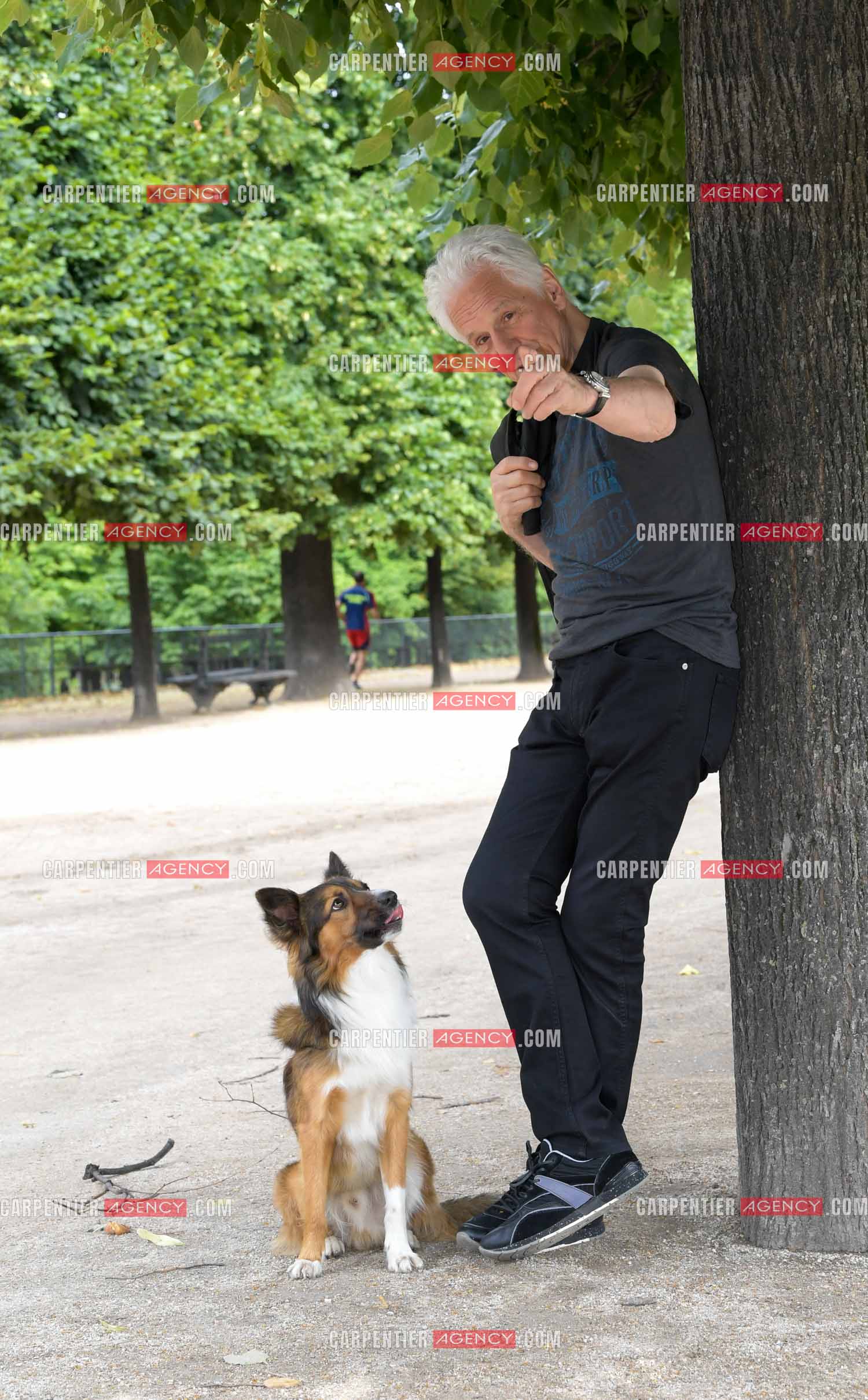 Le chanteur Gérard Lenorman présente son nouveau chien Tilou un berger croisé au jardin des Tuileries à Paris. ( Exclusif )