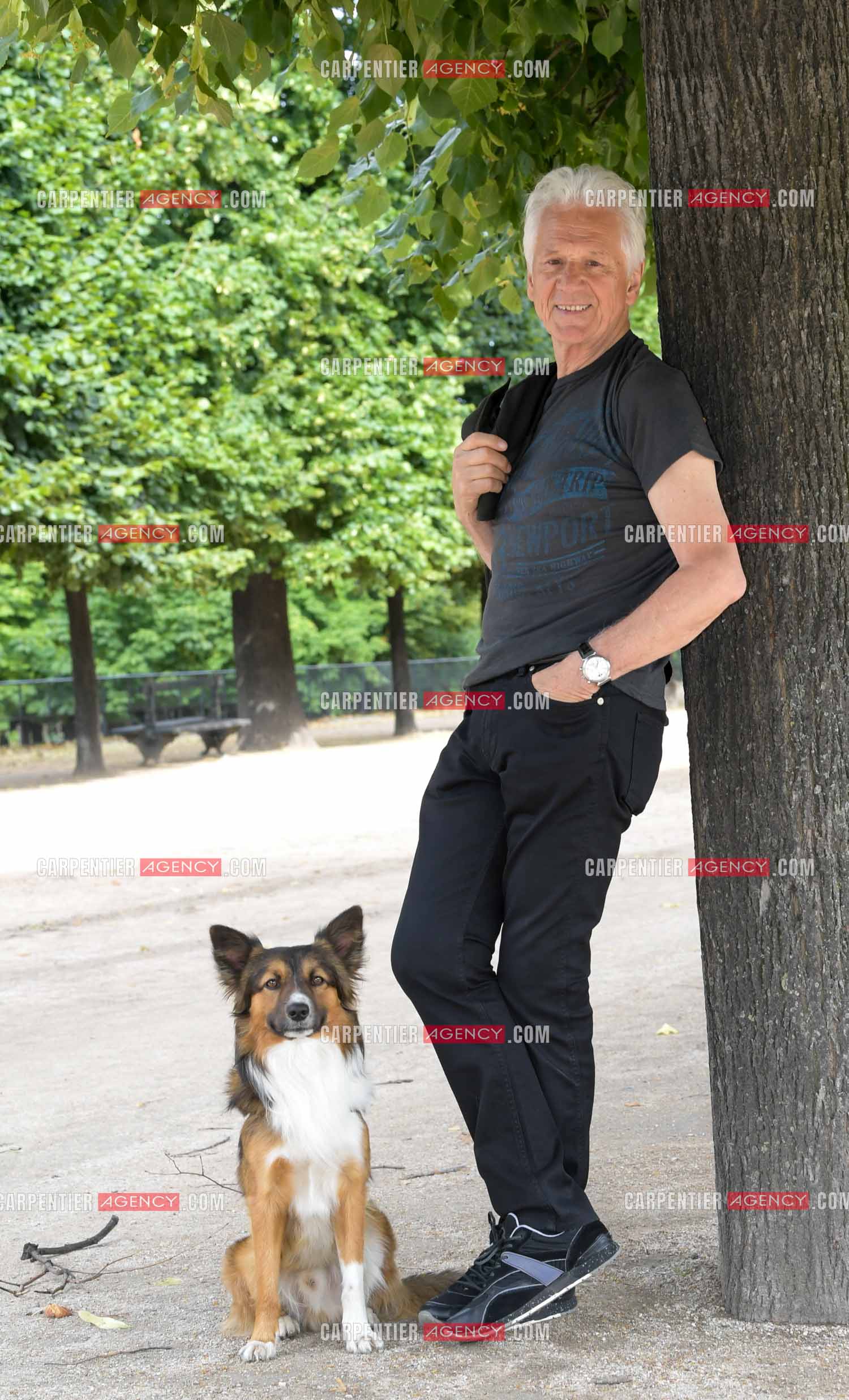 Le chanteur Gérard Lenorman présente son nouveau chien Tilou un berger croisé au jardin des Tuileries à Paris. ( Exclusif )