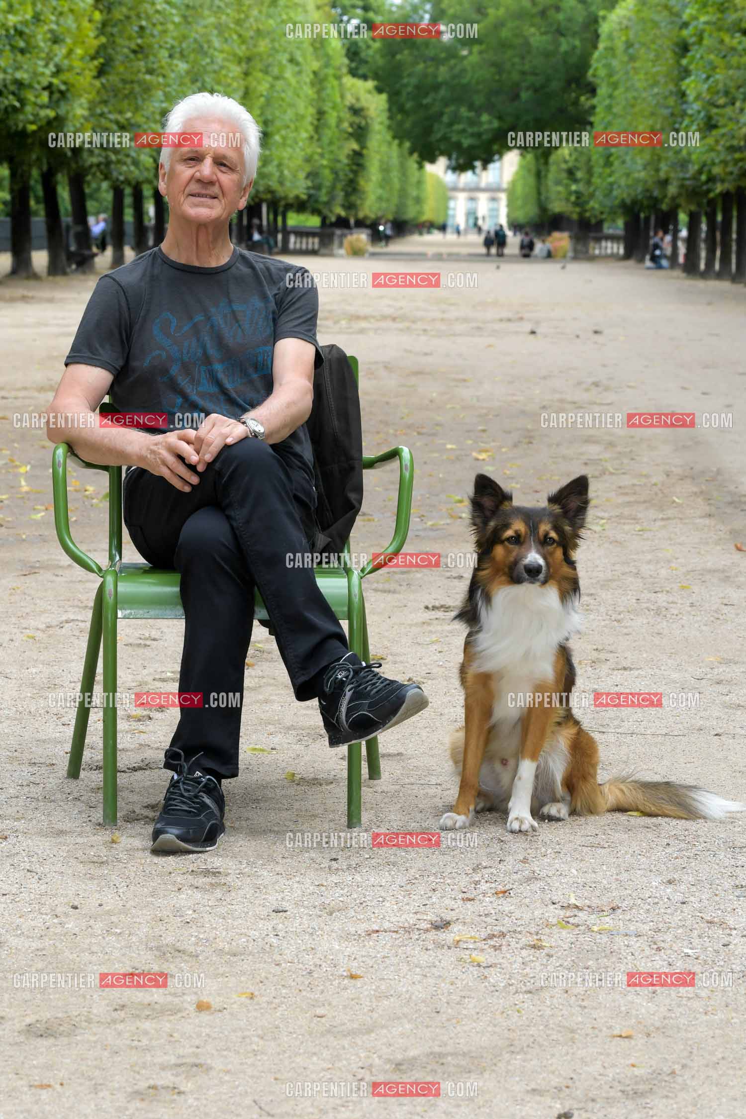 Le chanteur Gérard Lenorman présente son nouveau chien Tilou un berger croisé au jardin des Tuileries à Paris. ( Exclusif )