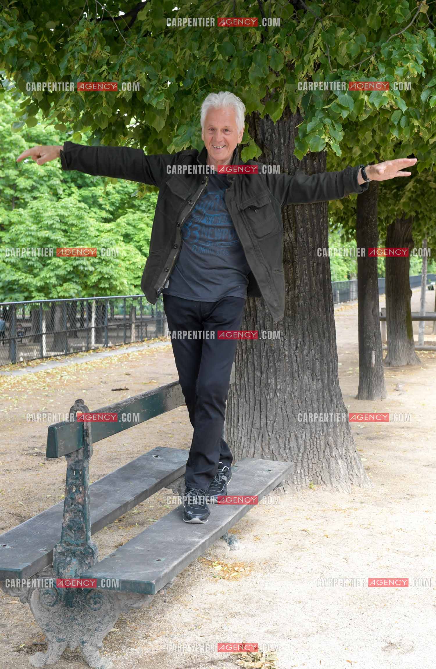 Le chanteur Gérard Lenorman au jardin des Tuileries à Paris. ( Exclusif )