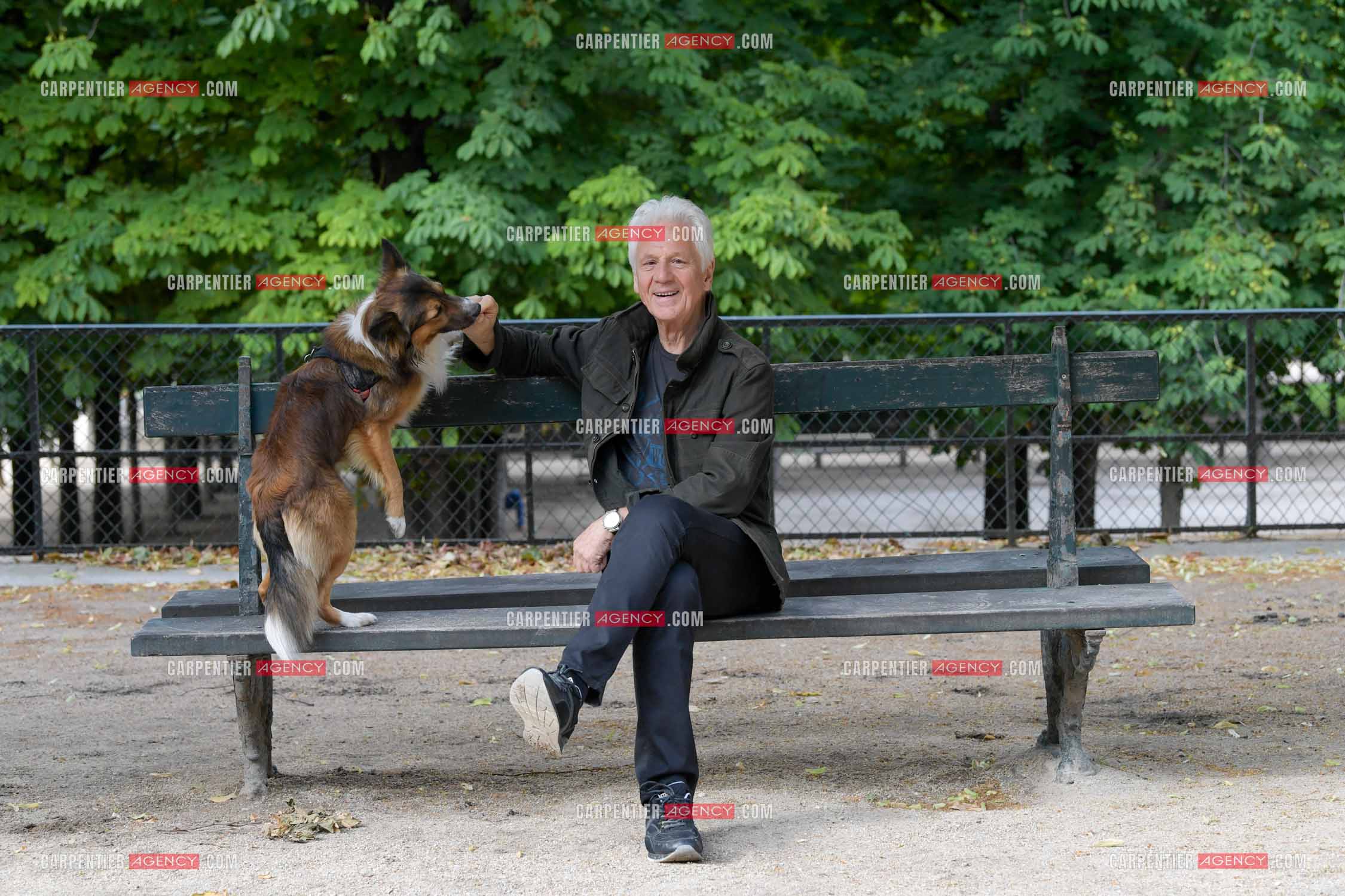 Le chanteur Gérard Lenorman présente son nouveau chien Tilou un berger croisé au jardin des Tuileries à Paris. ( Exclusif )
