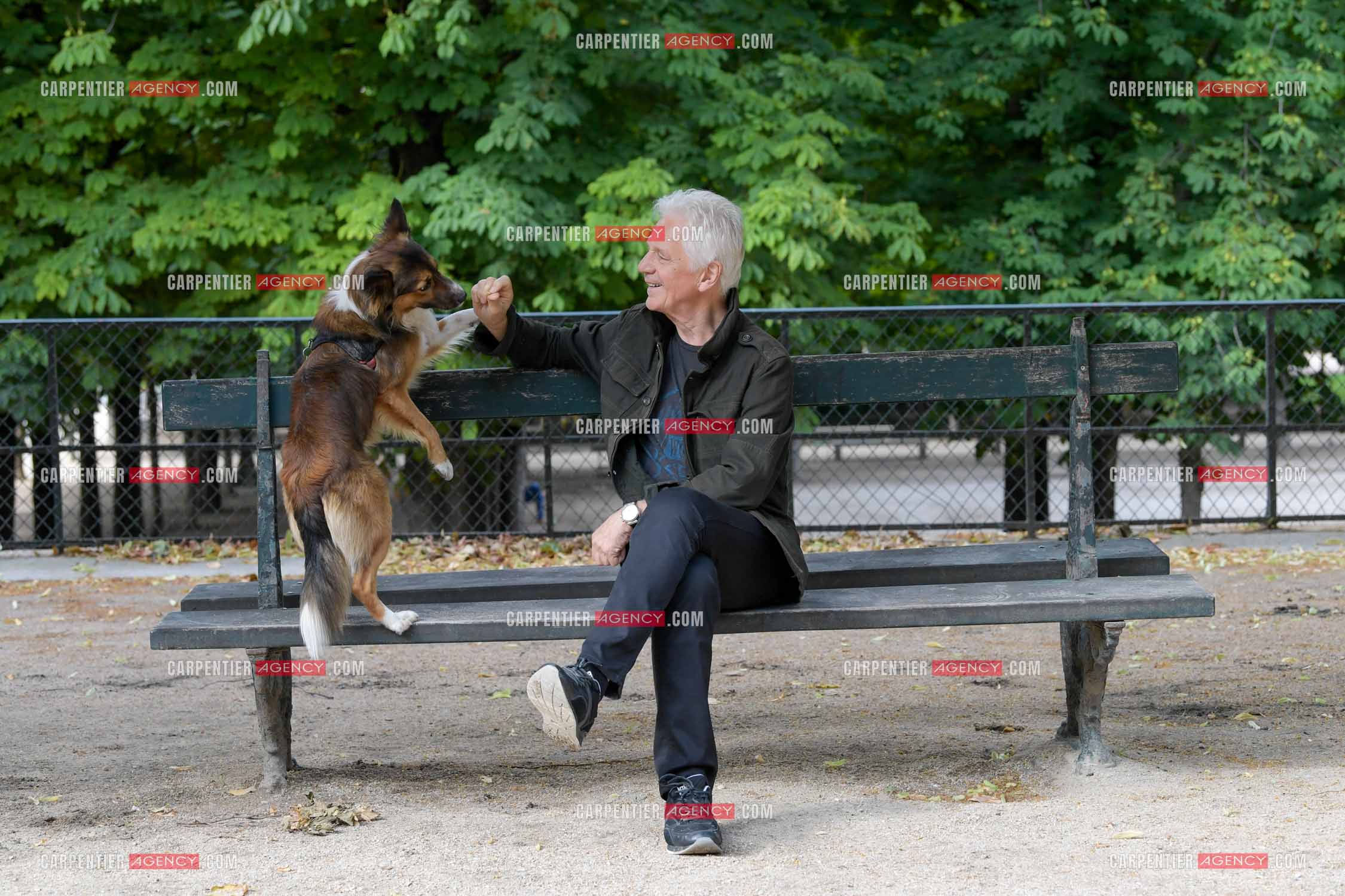 Le chanteur Gérard Lenorman présente son nouveau chien Tilou un berger croisé au jardin des Tuileries à Paris. ( Exclusif )