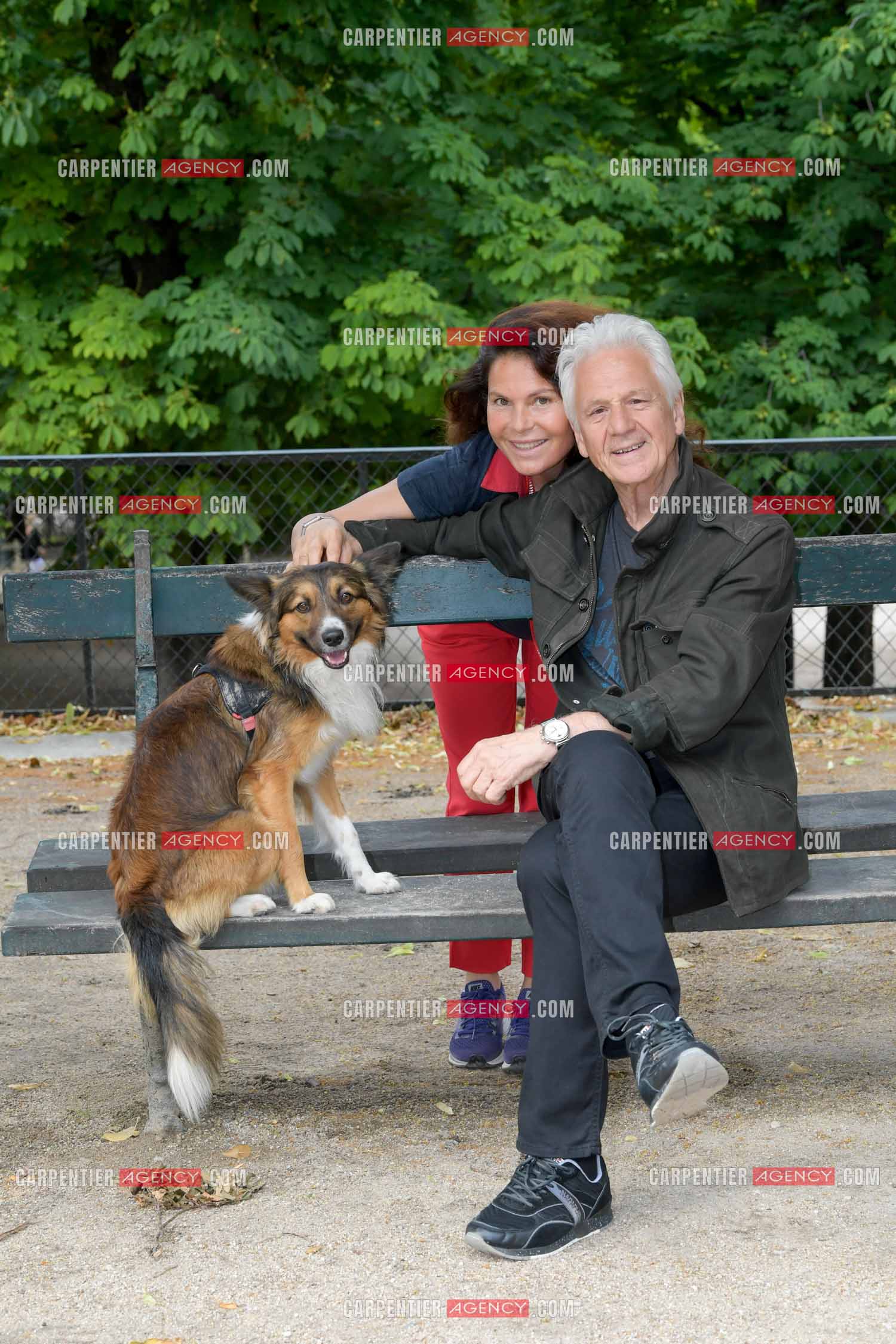 Le chanteur Gérard Lenorman et sa femme Marie présentent leur nouveau chien Tilou au jardin des Tuileries à Paris. ( Exclusif )