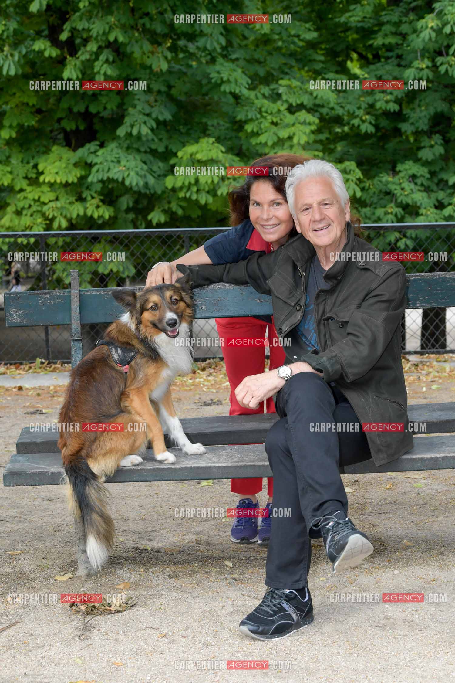 Le chanteur Gérard Lenorman et sa femme Marie présentent leur nouveau chien Tilou au jardin des Tuileries à Paris. ( Exclusif )