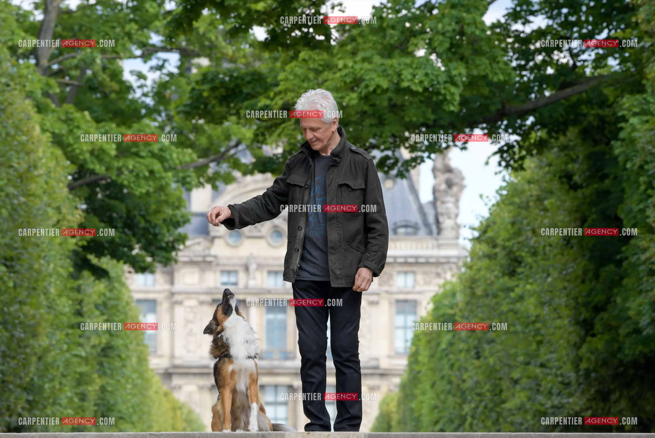 Le chanteur Gerard Lenorman et son nouveau chien Tilou un berger croisé venant de la SPA de l'iles de la Réunion, et adopté en France a l'association
Toutous du Monde.   ( Exclusif )